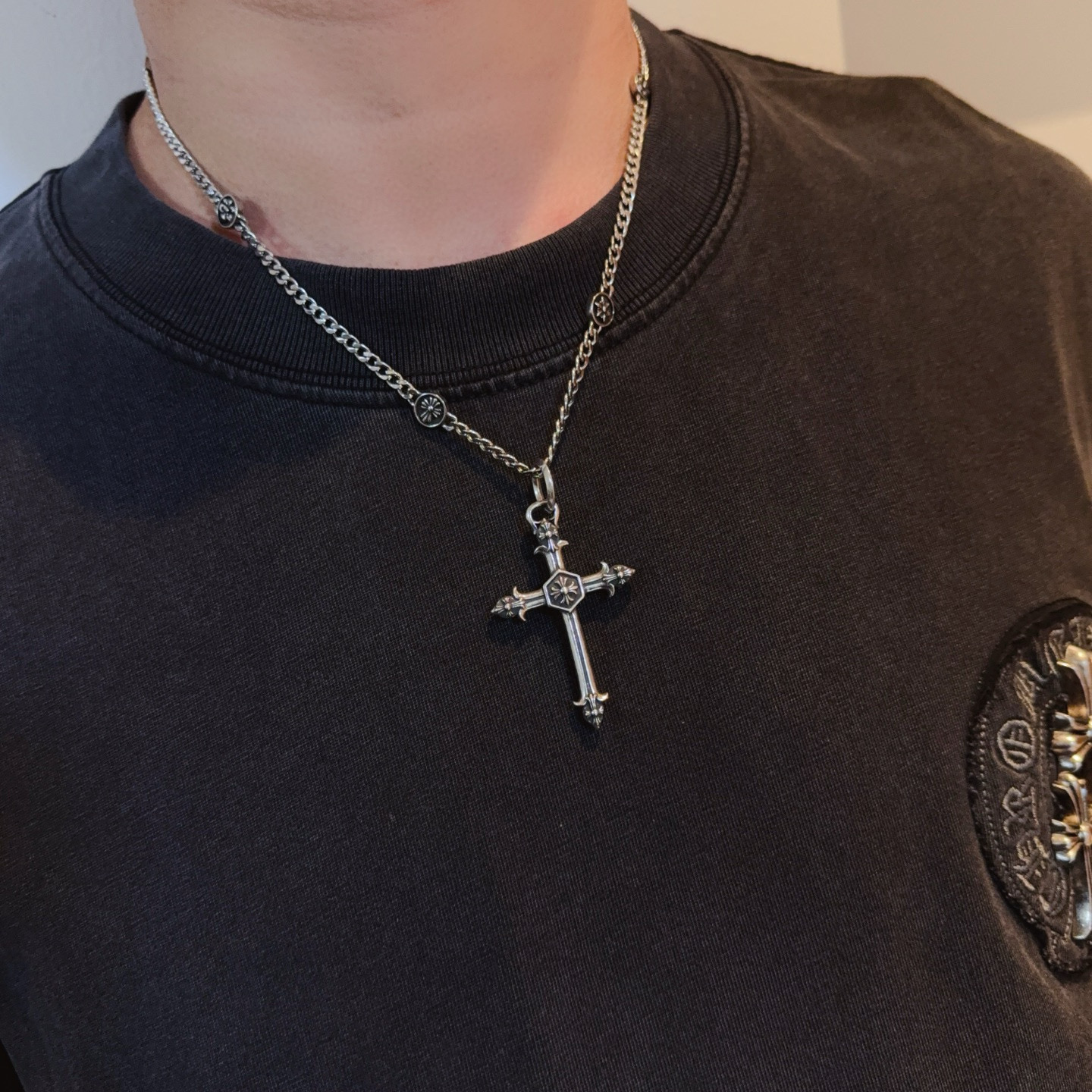 新款【专柜品质】Chrome Hearts克罗心十字架项链，十字架吊坠 凹凸造型不同的花纹设计风格 呈现