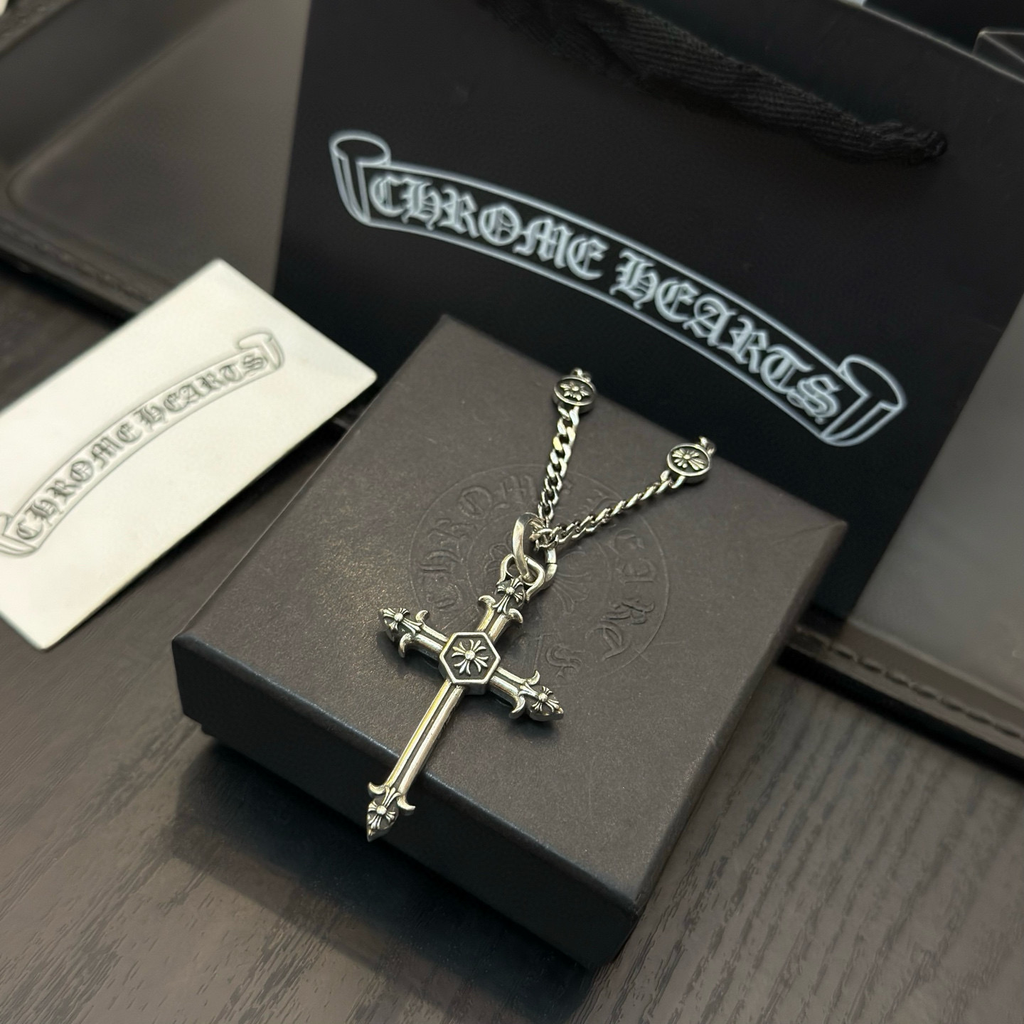 新款【专柜品质】Chrome Hearts克罗心十字架项链，十字架吊坠 凹凸造型不同的花纹设计风格 呈现