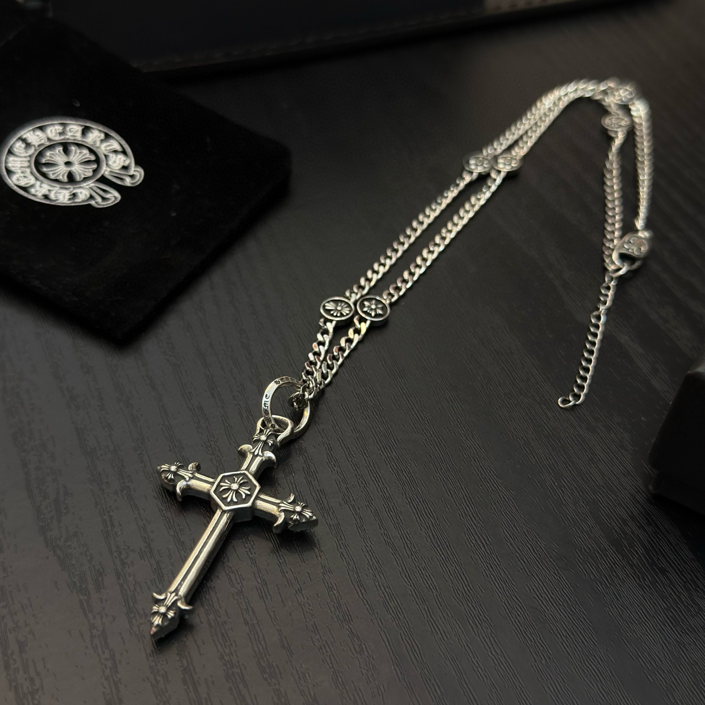 新款【专柜品质】Chrome Hearts克罗心十字架项链，十字架吊坠 凹凸造型不同的花纹设计风格 呈现