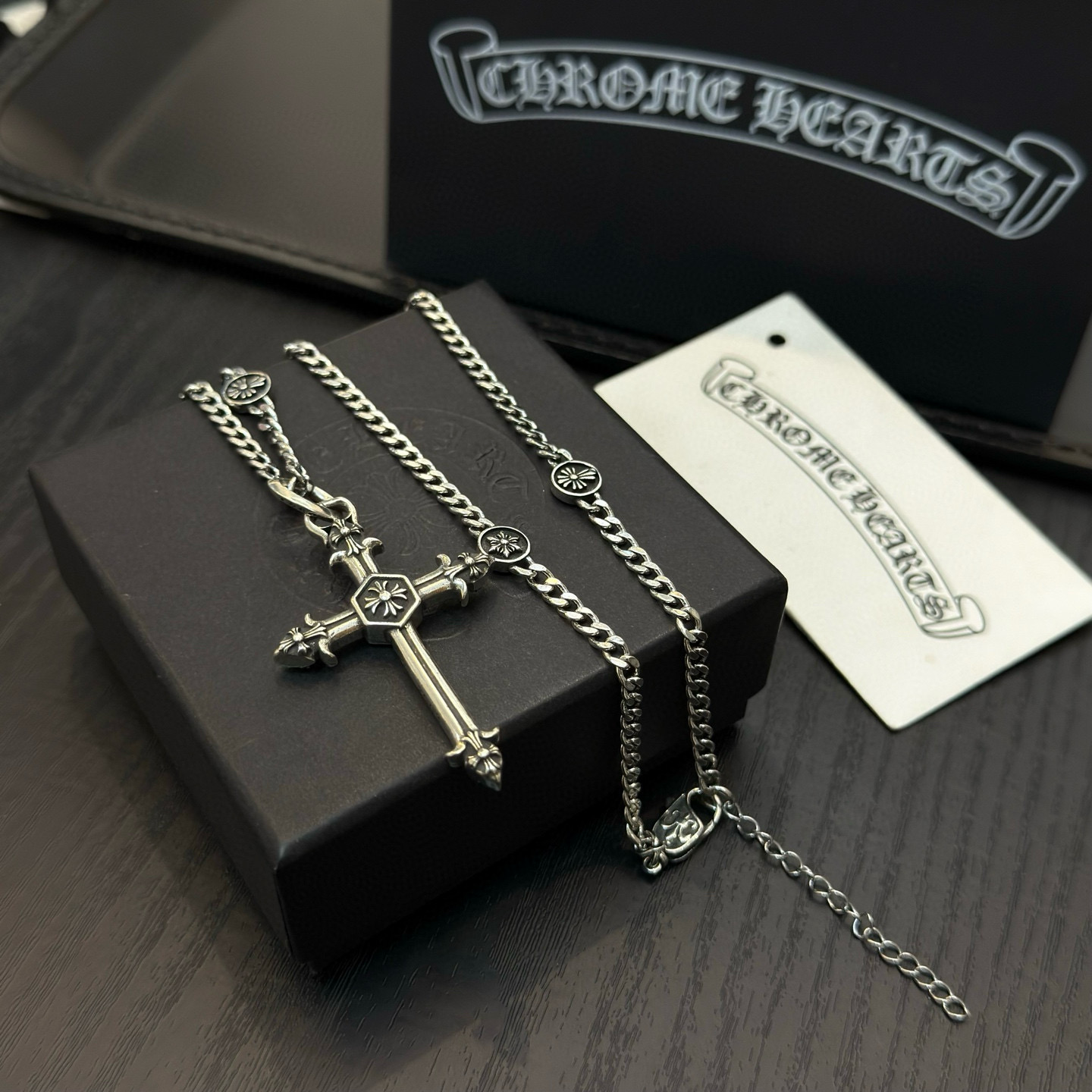 新款【专柜品质】Chrome Hearts克罗心十字架项链，十字架吊坠 凹凸造型不同的花纹设计风格 呈现