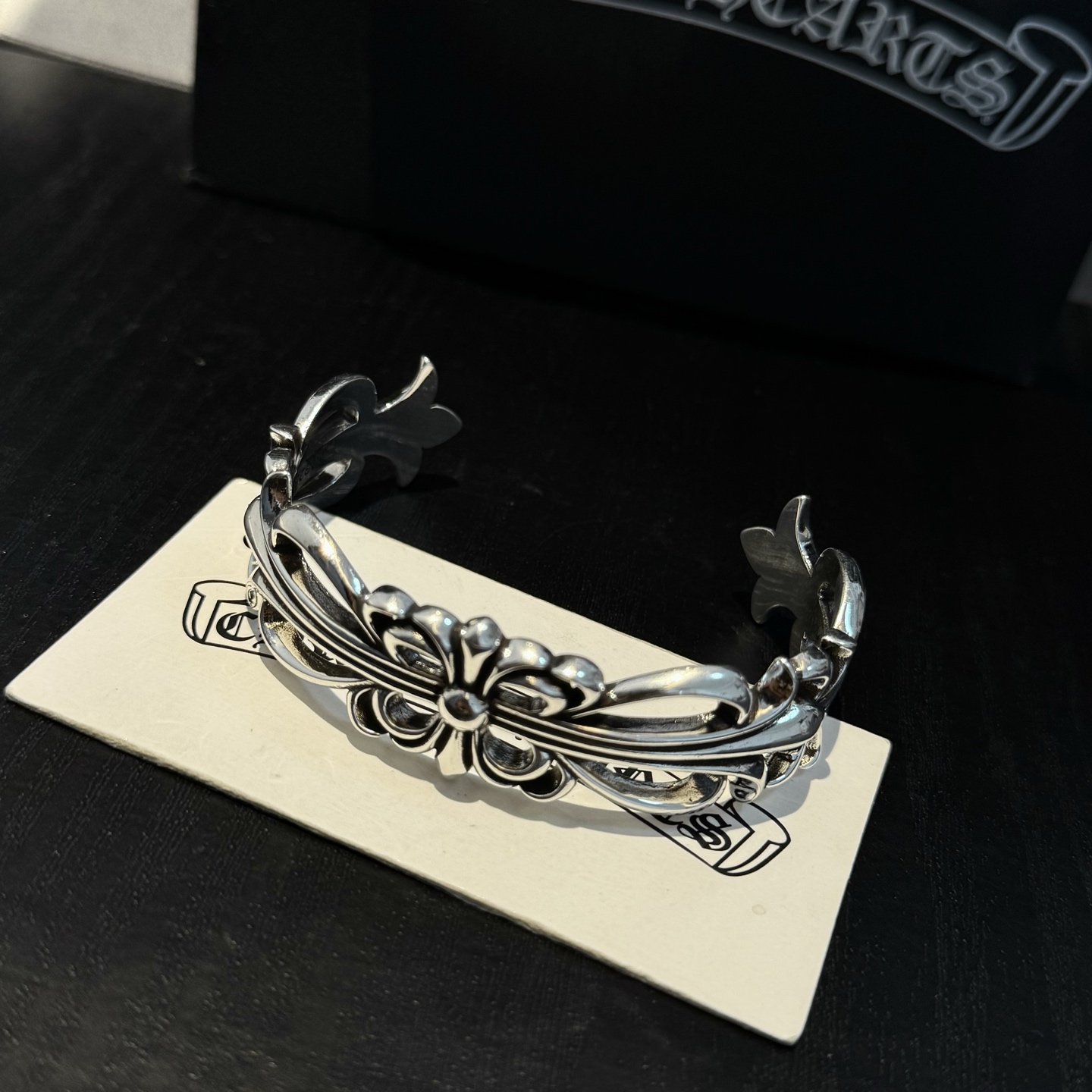 专柜品质 Chrome Hearts克罗心十字架藤蔓开口手镯 凹凸造型不同的花纹设计风格 呈现出与众不同