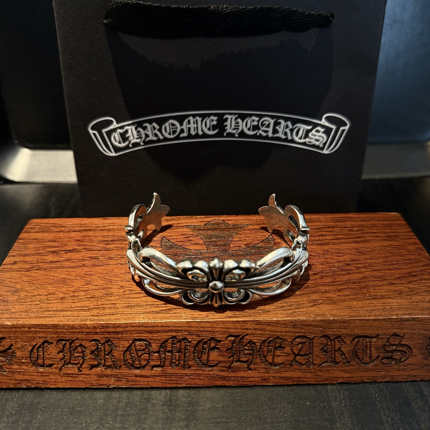 专柜品质 Chrome Hearts克罗心十字架藤蔓开口手镯 凹凸造型不同的花纹设计风格 呈现出与众不同