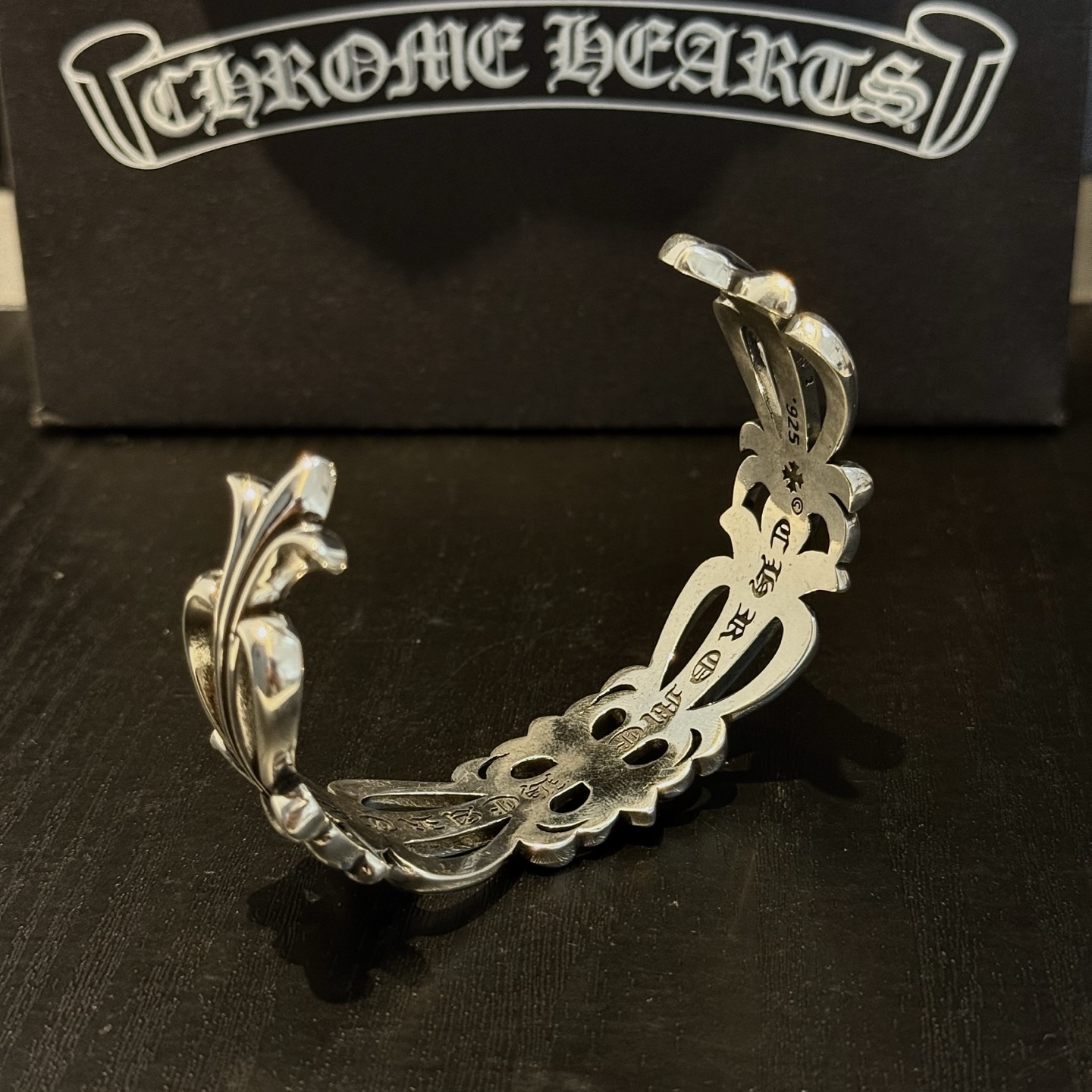 专柜品质 Chrome Hearts克罗心十字架藤蔓开口手镯 凹凸造型不同的花纹设计风格 呈现出与众不同