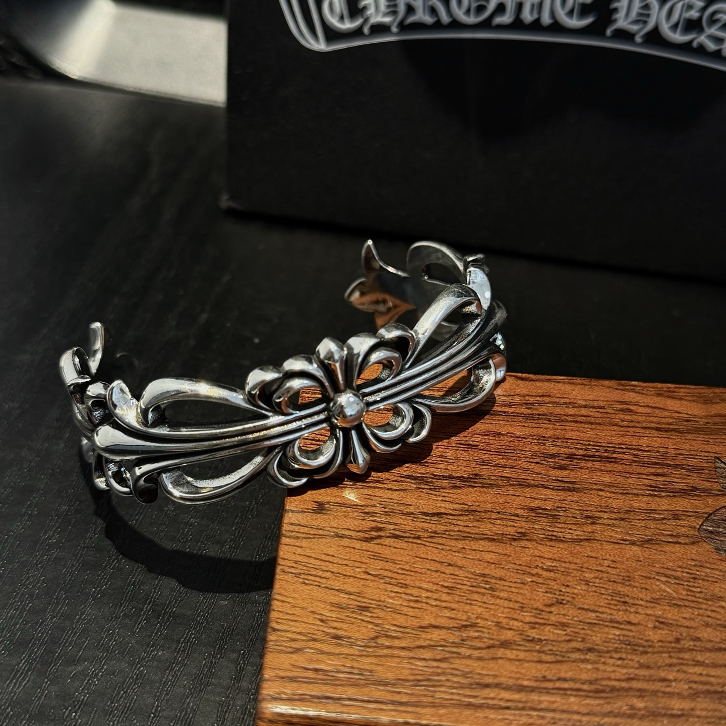 专柜品质 Chrome Hearts克罗心十字架藤蔓开口手镯 凹凸造型不同的花纹设计风格 呈现出与众不同