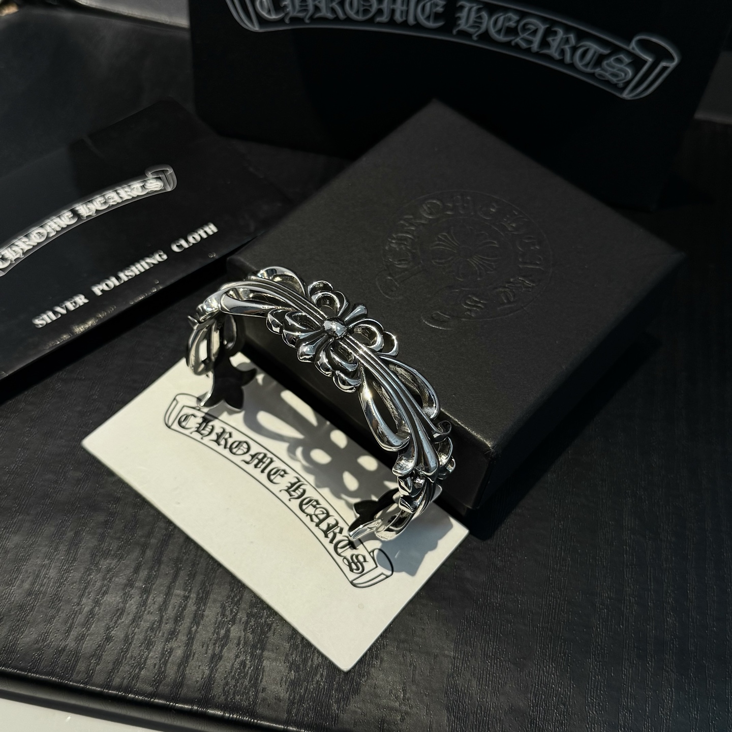 专柜品质 Chrome Hearts克罗心十字架藤蔓开口手镯 凹凸造型不同的花纹设计风格 呈现出与众不同
