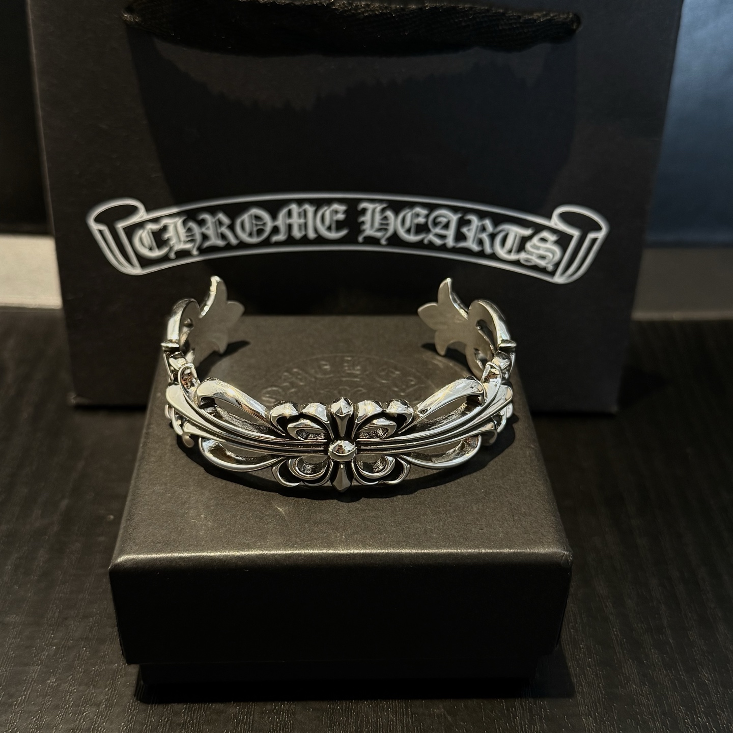 专柜品质 Chrome Hearts克罗心十字架藤蔓开口手镯 凹凸造型不同的花纹设计风格 呈现出与众不同