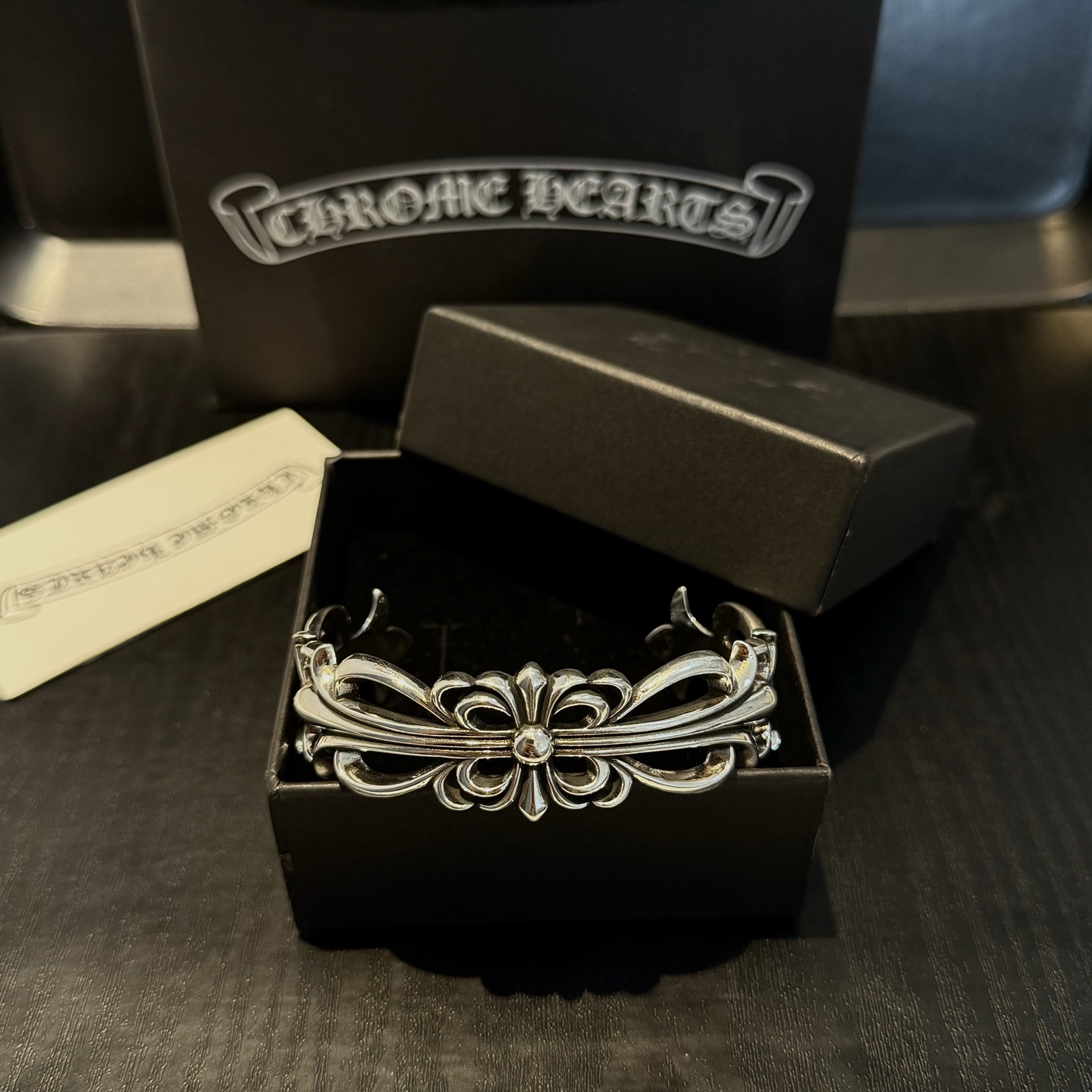 专柜品质 Chrome Hearts克罗心十字架藤蔓开口手镯 凹凸造型不同的花纹设计风格 呈现出与众不同