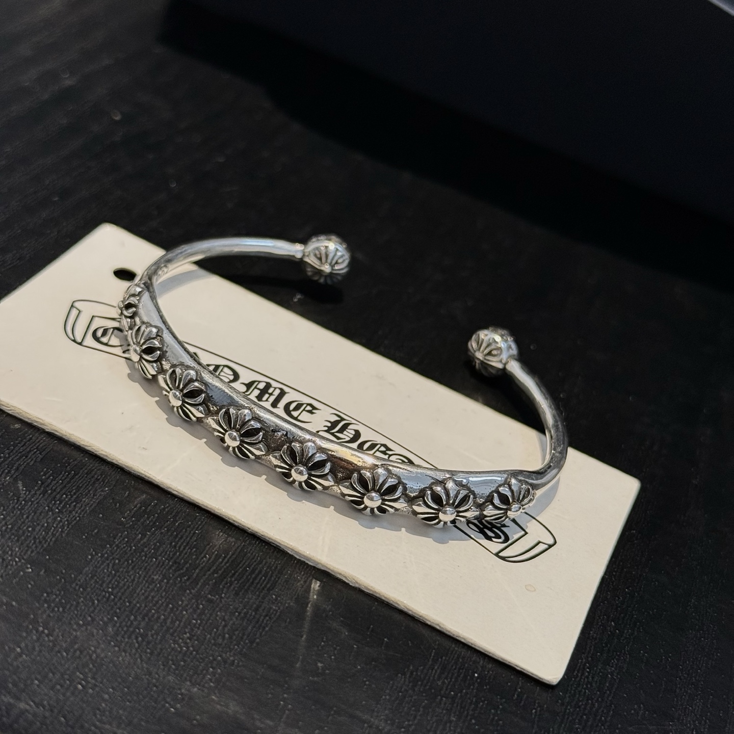 专柜品质 Chrome Hearts克罗心十字架开口手镯 凹凸造型不同的花纹设计风格 呈现出与众不同 十