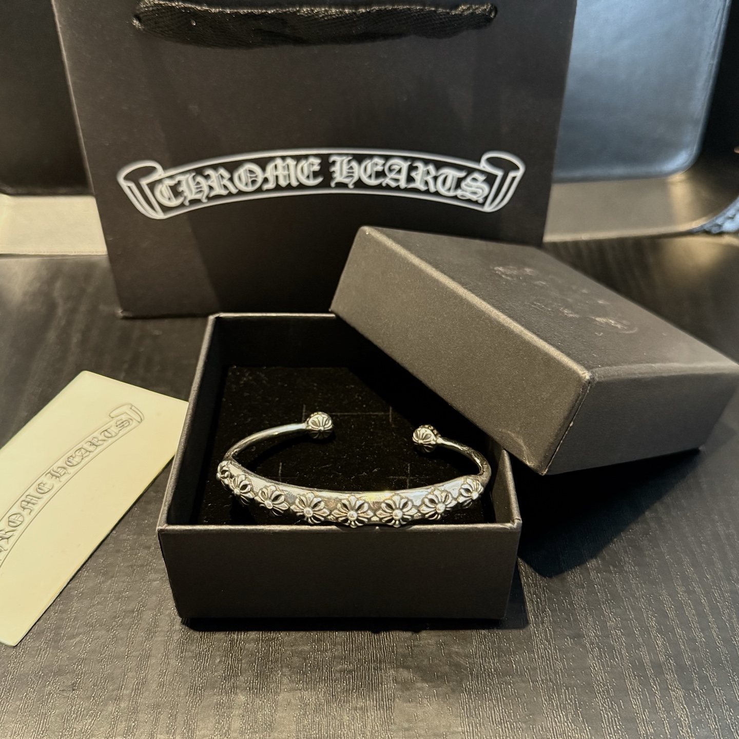 专柜品质 Chrome Hearts克罗心十字架开口手镯 凹凸造型不同的花纹设计风格 呈现出与众不同 十