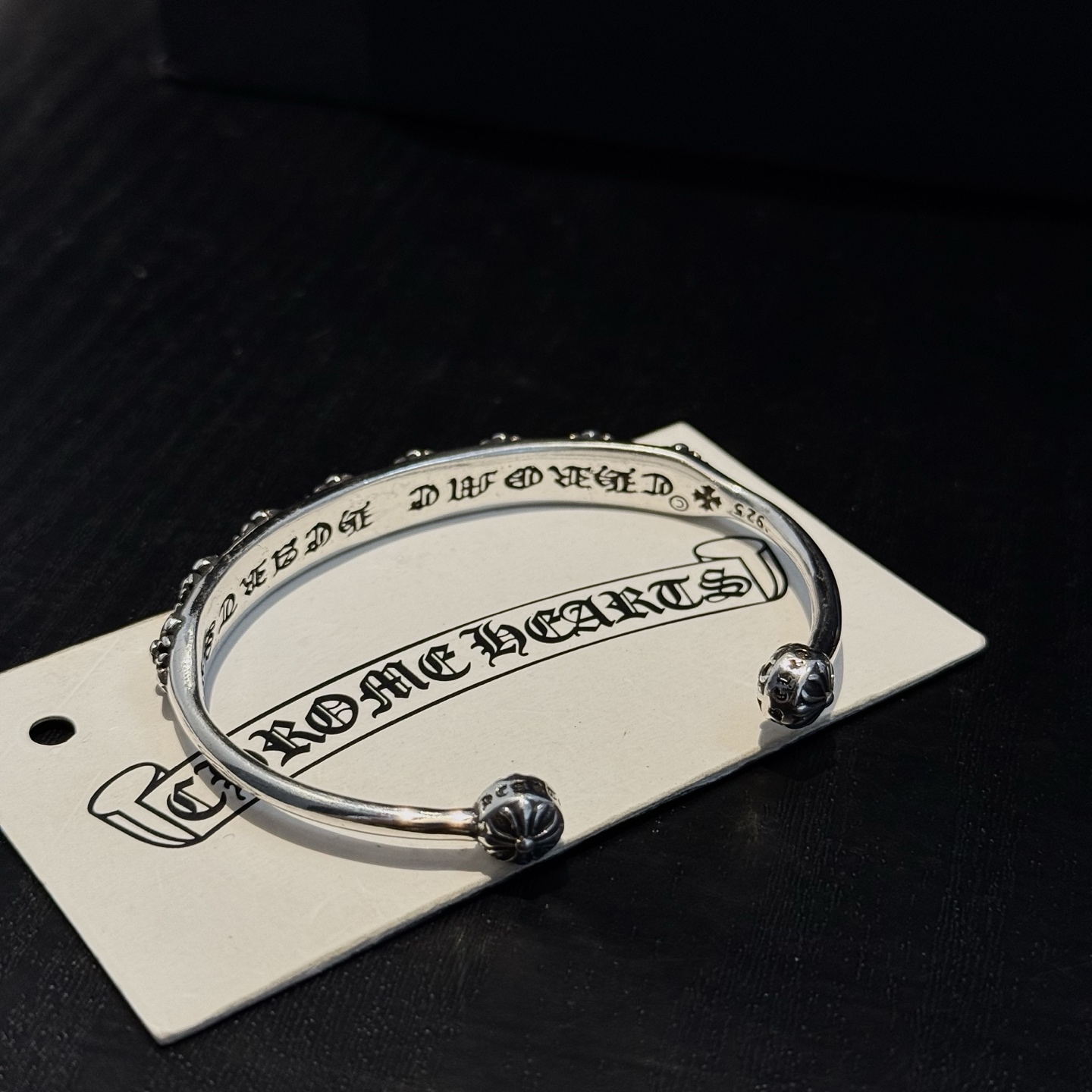 专柜品质 Chrome Hearts克罗心十字架开口手镯 凹凸造型不同的花纹设计风格 呈现出与众不同 十