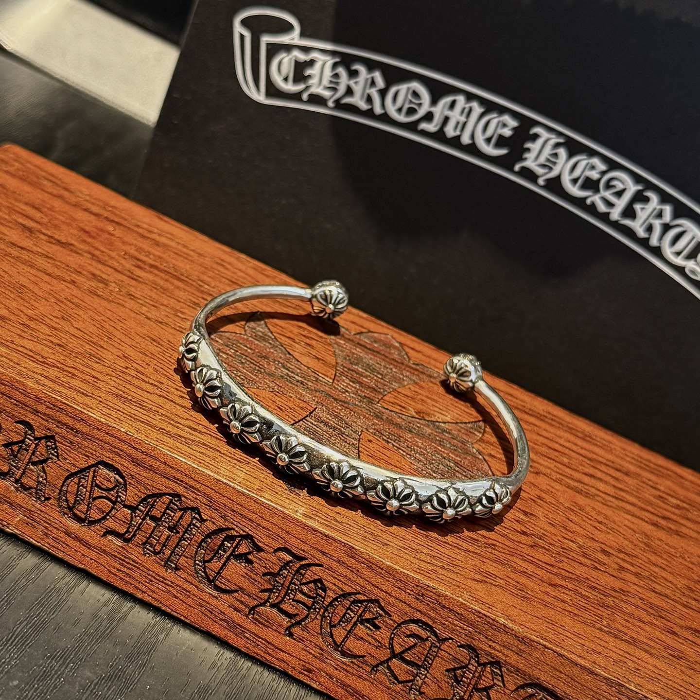 专柜品质 Chrome Hearts克罗心十字架开口手镯 凹凸造型不同的花纹设计风格 呈现出与众不同 十