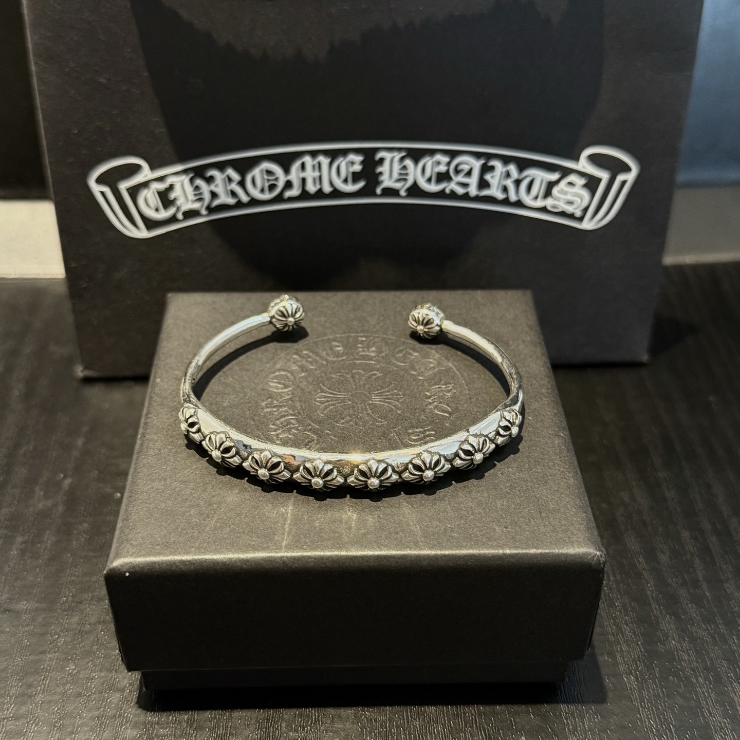 专柜品质 Chrome Hearts克罗心十字架开口手镯 凹凸造型不同的花纹设计风格 呈现出与众不同 十