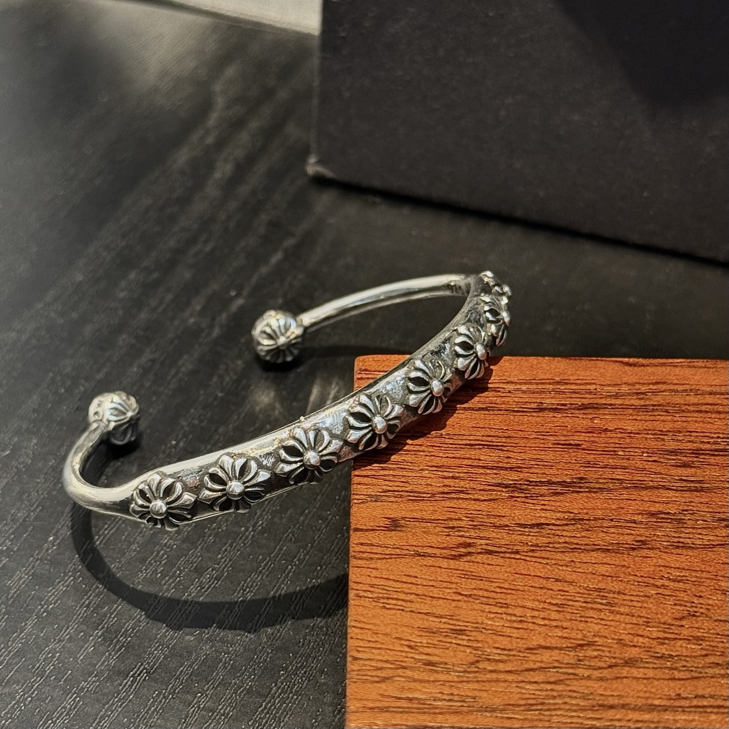 专柜品质 Chrome Hearts克罗心十字架开口手镯 凹凸造型不同的花纹设计风格 呈现出与众不同 十