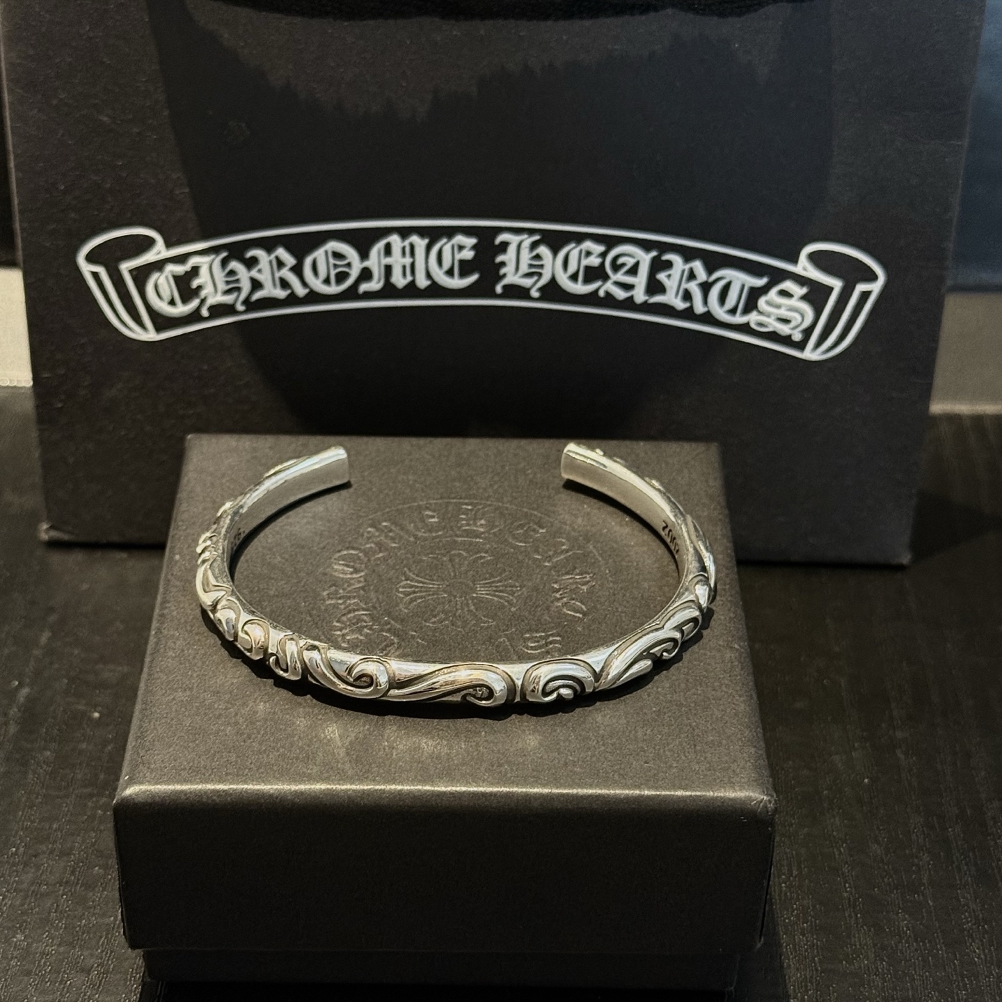 专柜品质 Chrome Hearts克罗心藤蔓开口手镯 凹凸造型不同的花纹设计风格 呈现出与众不同 十字