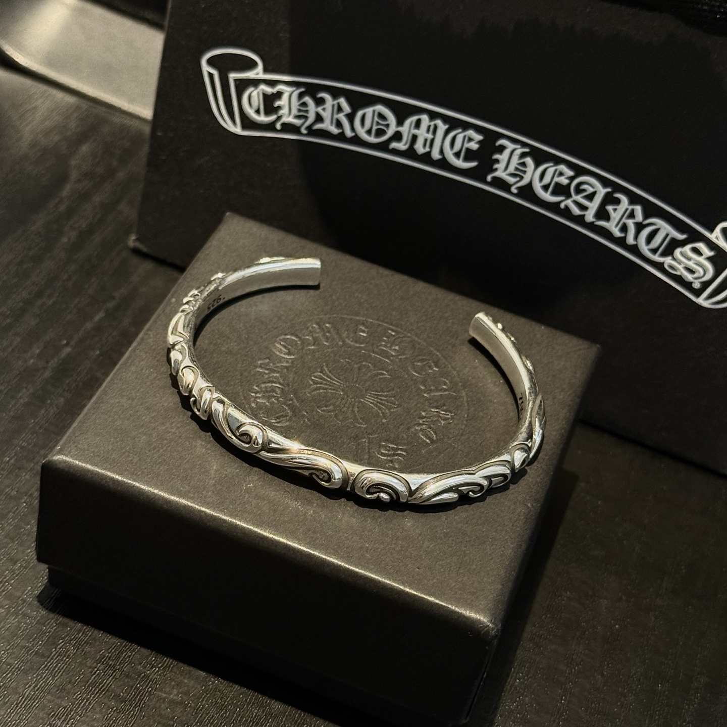 专柜品质 Chrome Hearts克罗心藤蔓开口手镯 凹凸造型不同的花纹设计风格 呈现出与众不同 十字