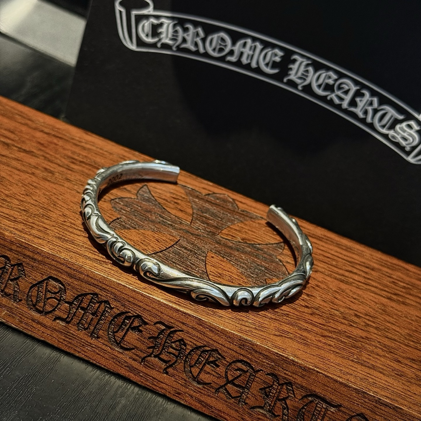 专柜品质 Chrome Hearts克罗心藤蔓开口手镯 凹凸造型不同的花纹设计风格 呈现出与众不同 十字