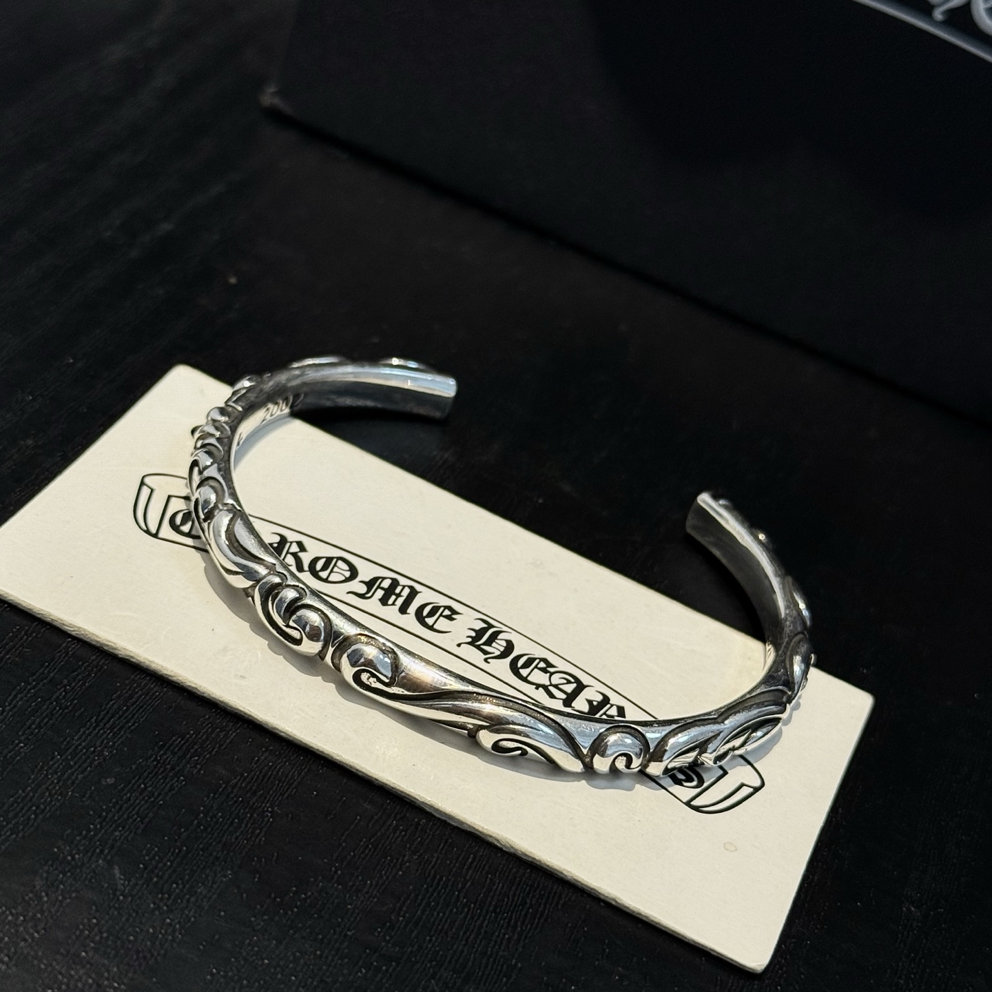 专柜品质 Chrome Hearts克罗心藤蔓开口手镯 凹凸造型不同的花纹设计风格 呈现出与众不同 十字