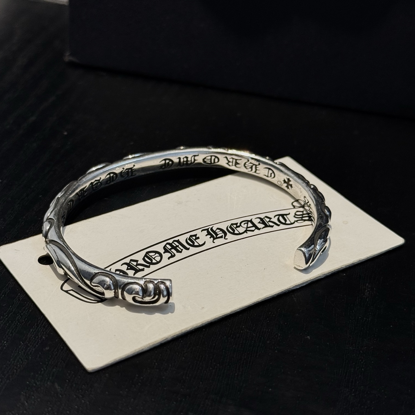 专柜品质 Chrome Hearts克罗心藤蔓开口手镯 凹凸造型不同的花纹设计风格 呈现出与众不同 十字