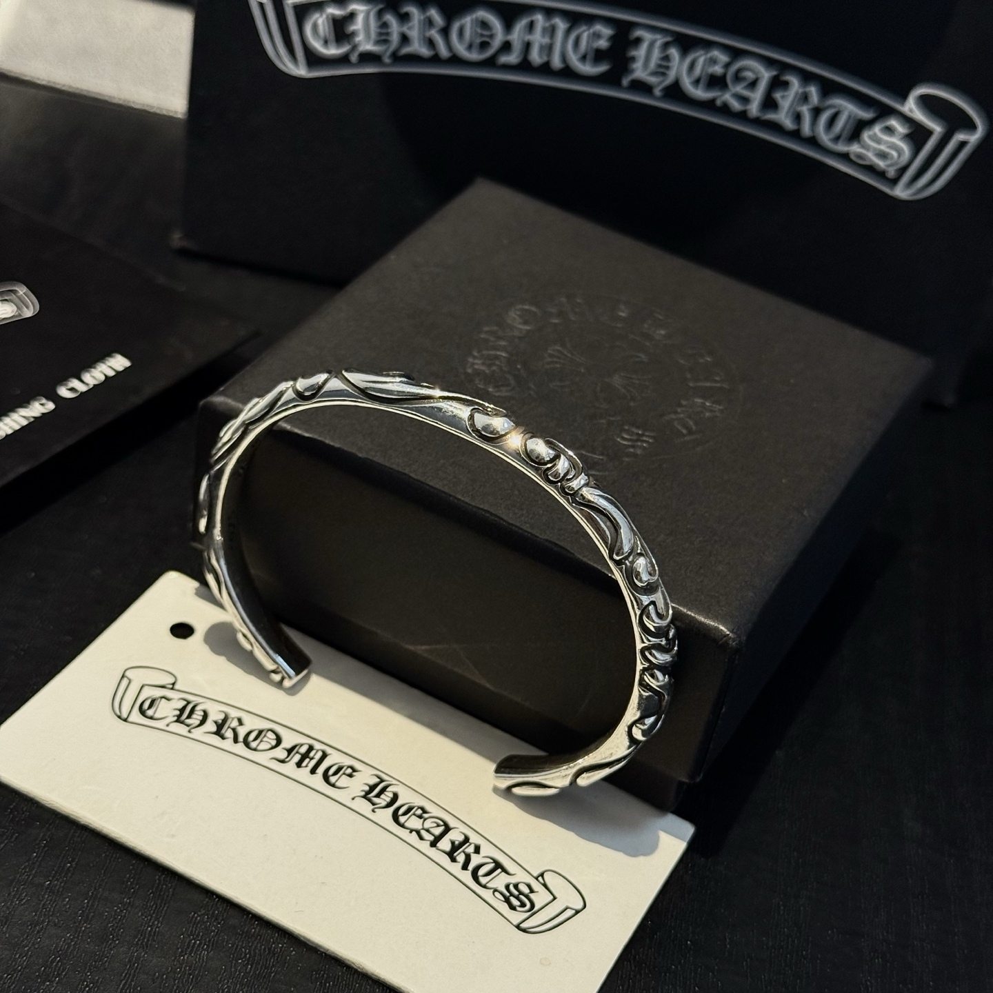 专柜品质 Chrome Hearts克罗心藤蔓开口手镯 凹凸造型不同的花纹设计风格 呈现出与众不同 十字