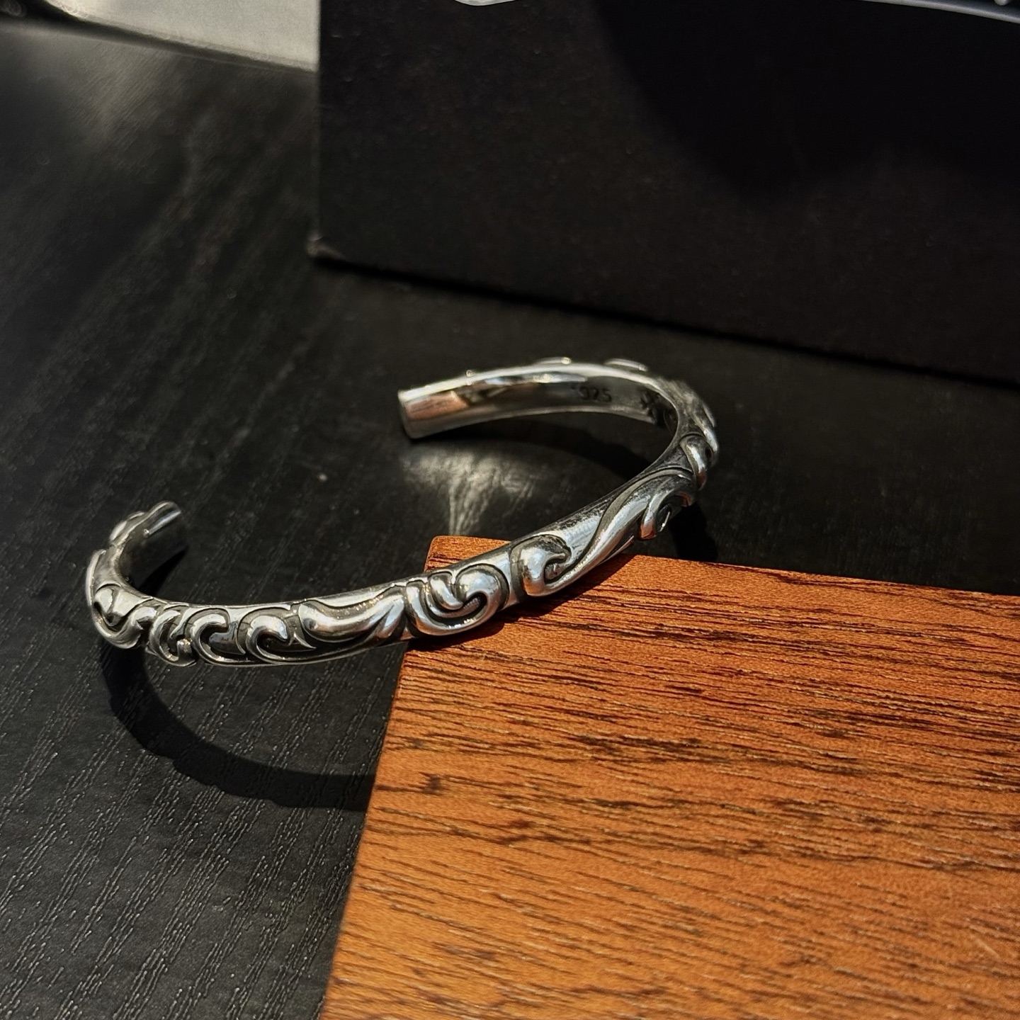 专柜品质 Chrome Hearts克罗心藤蔓开口手镯 凹凸造型不同的花纹设计风格 呈现出与众不同 十字