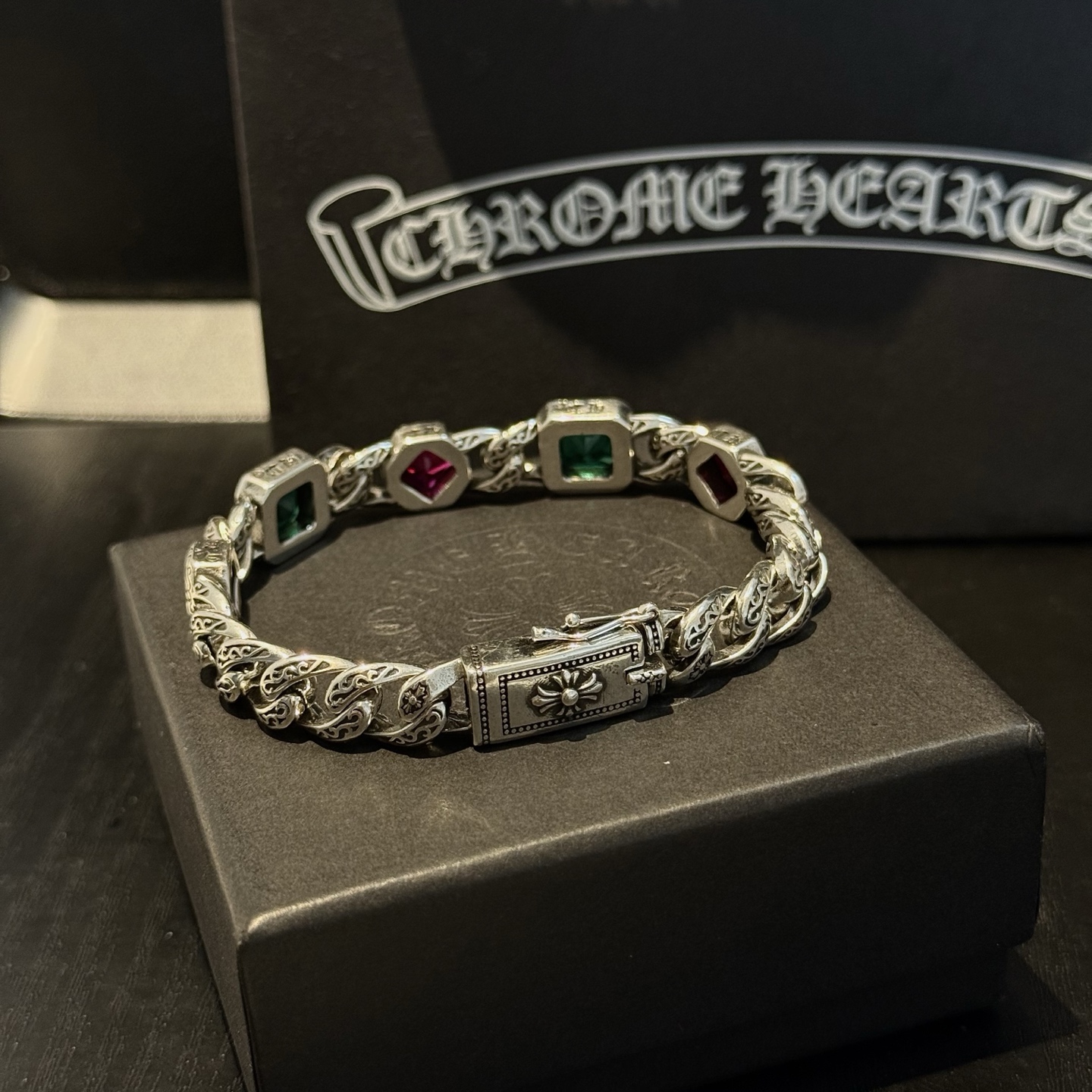 新款【专柜品质】Chrome Hearts克罗心复古彩钻十字架手链 凹凸造型不同的花纹设计风格 呈现出与