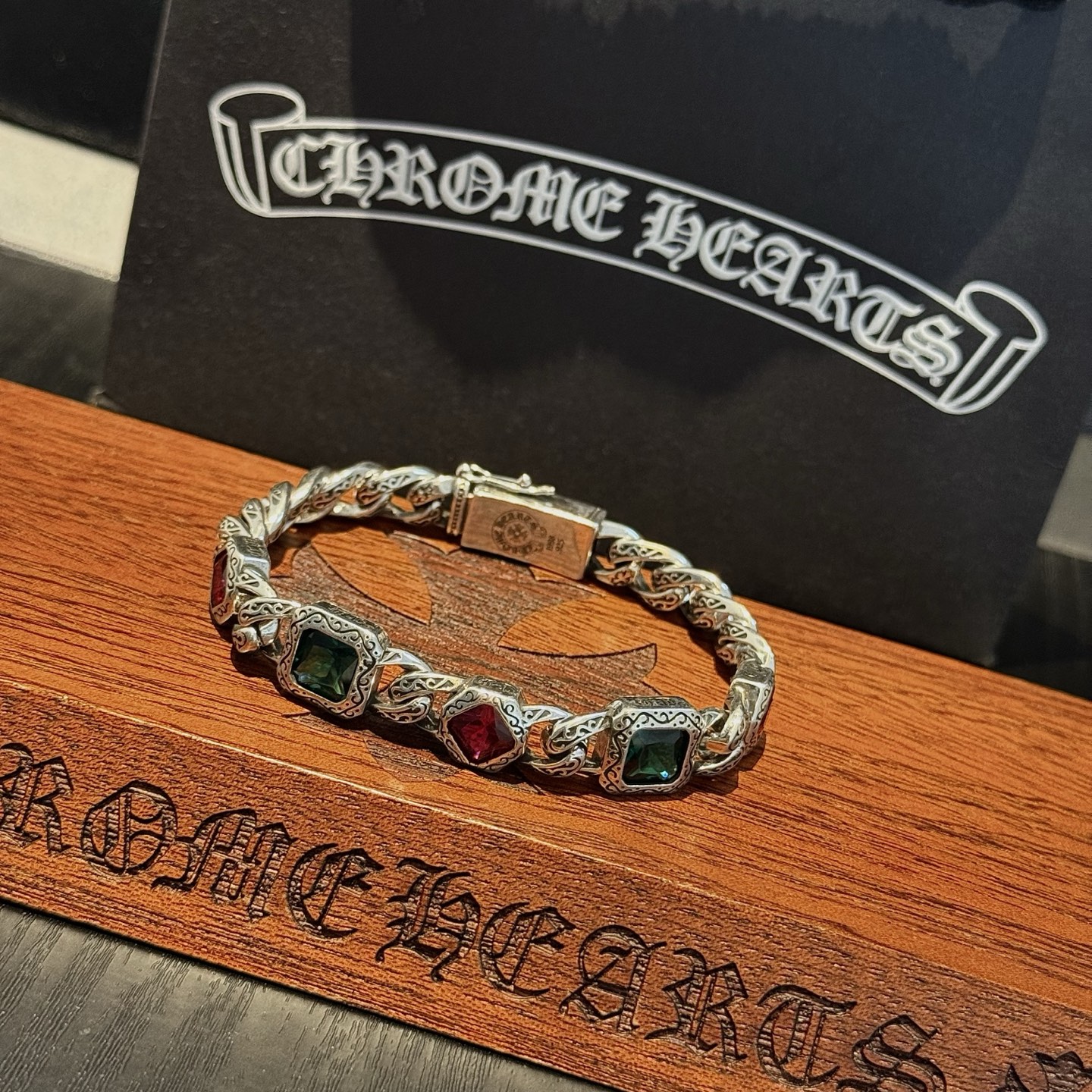 新款【专柜品质】Chrome Hearts克罗心复古彩钻十字架手链 凹凸造型不同的花纹设计风格 呈现出与