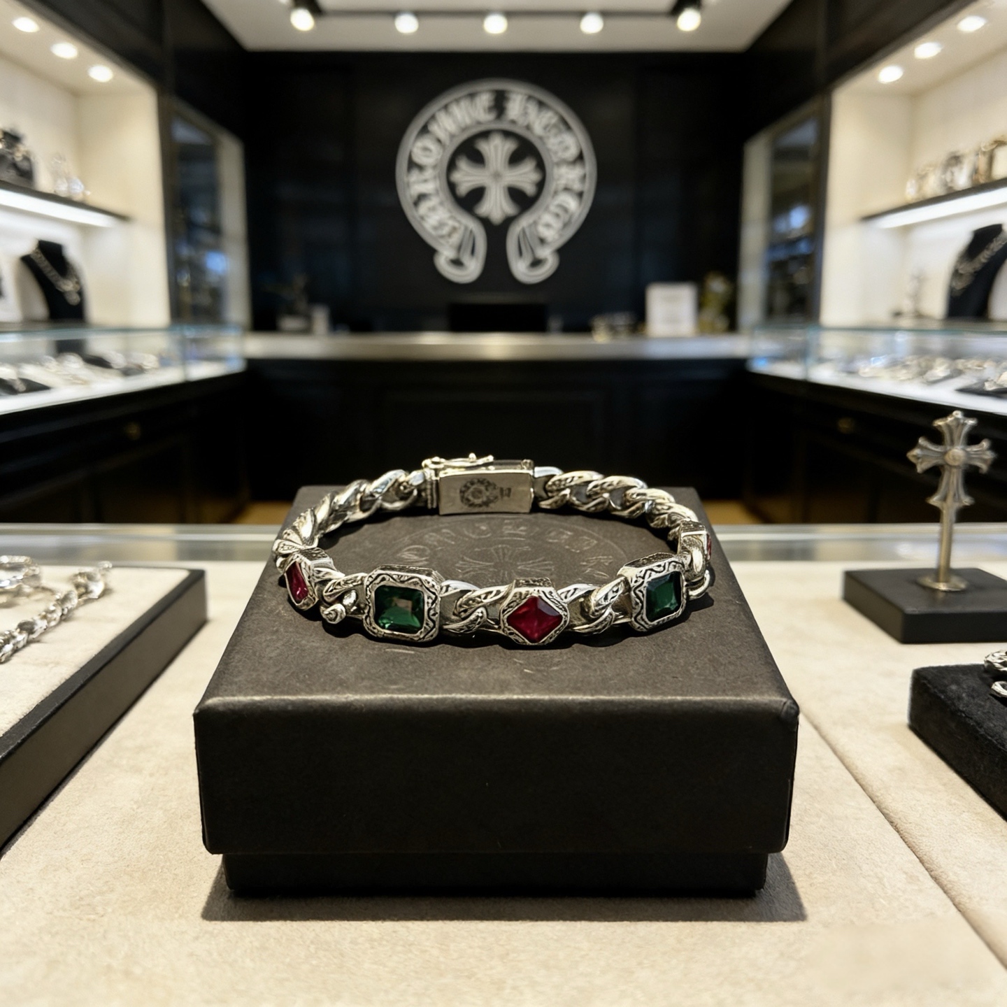 新款【专柜品质】Chrome Hearts克罗心复古彩钻十字架手链 凹凸造型不同的花纹设计风格 呈现出与