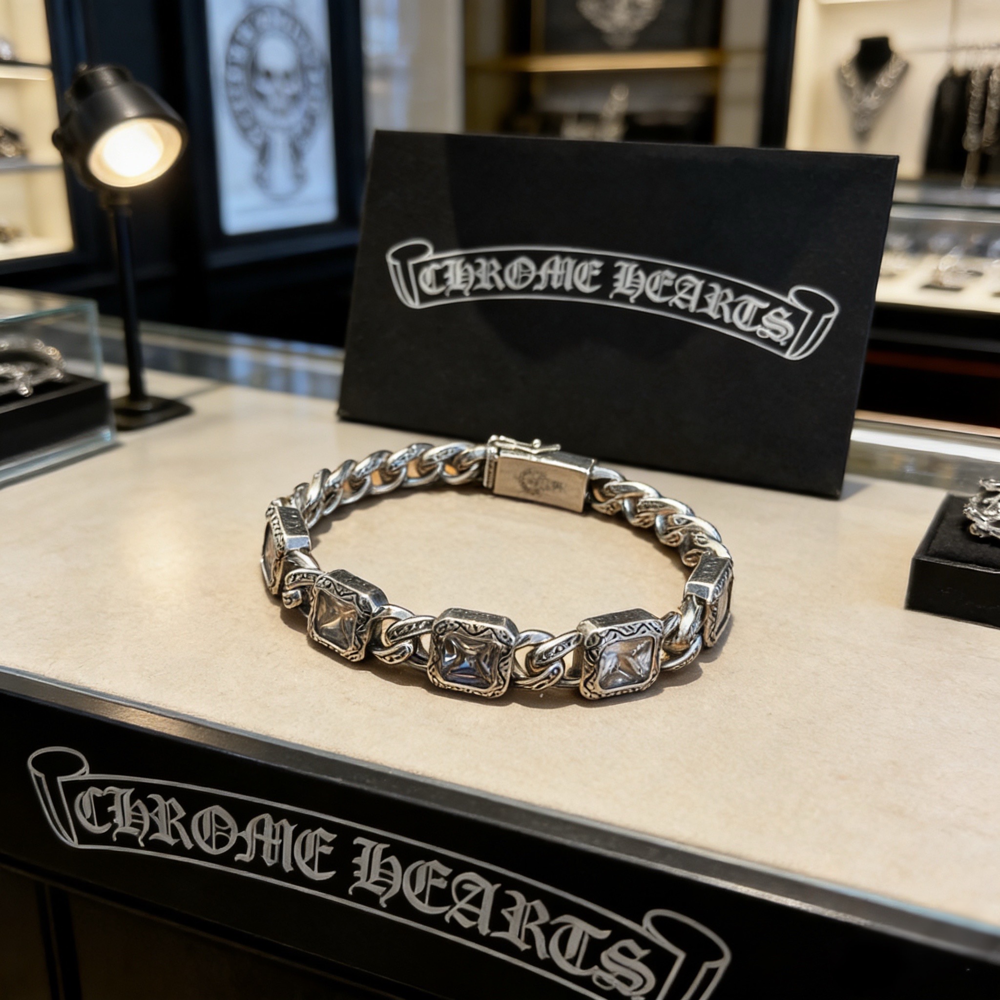 新款【专柜品质】Chrome Hearts克罗心复古白钻方块手链 凹凸造型不同的花纹设计风格 呈现出与众