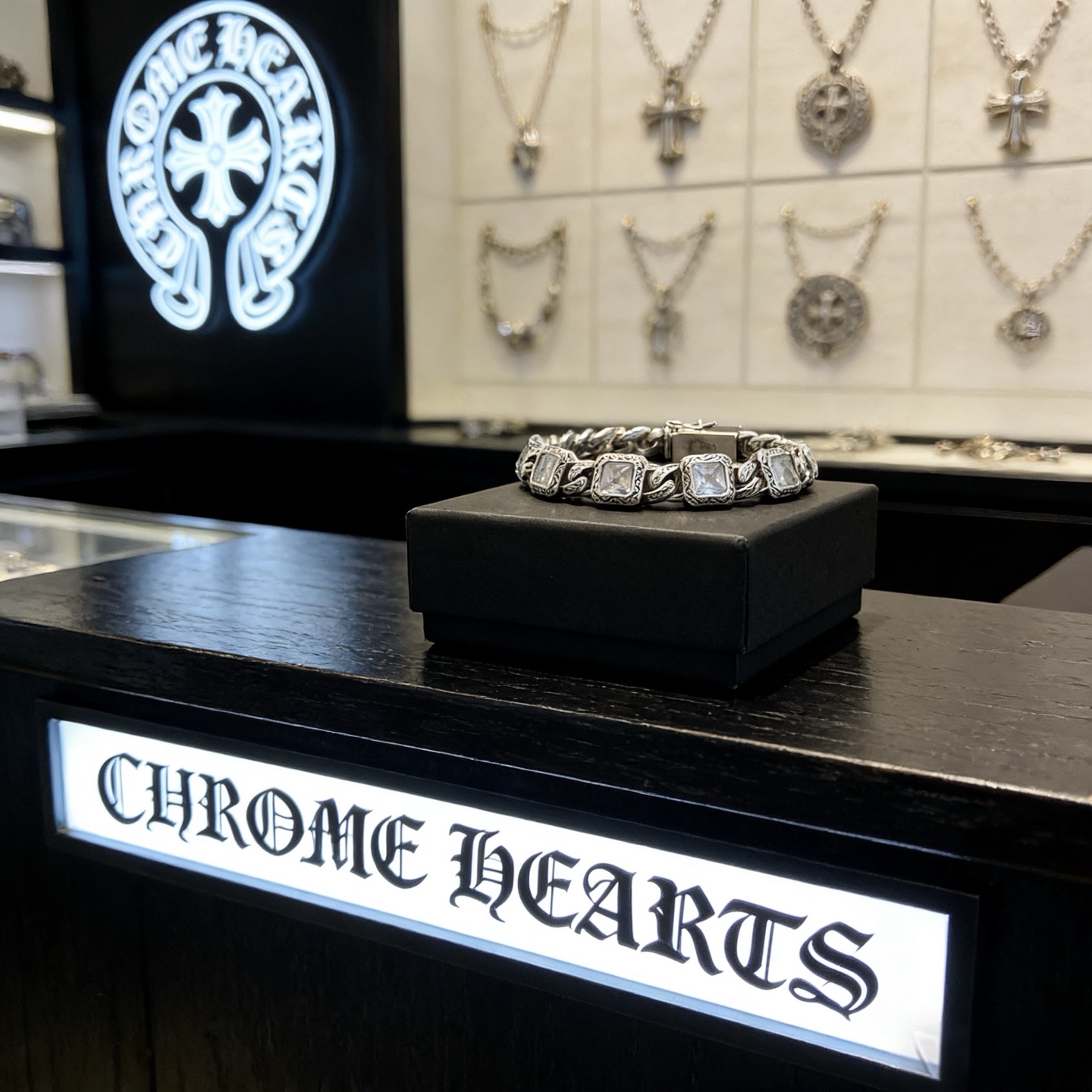 新款【专柜品质】Chrome Hearts克罗心复古白钻方块手链 凹凸造型不同的花纹设计风格 呈现出与众