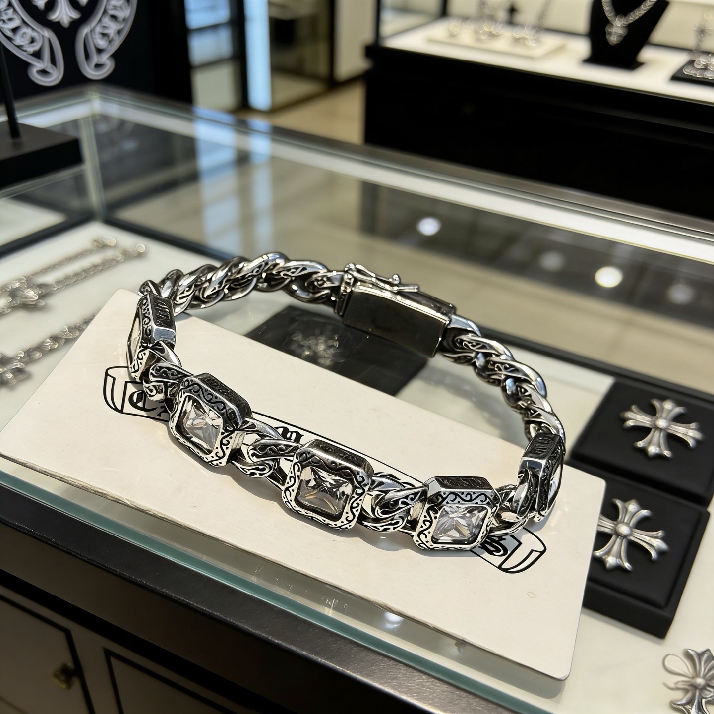 新款【专柜品质】Chrome Hearts克罗心复古白钻方块手链 凹凸造型不同的花纹设计风格 呈现出与众