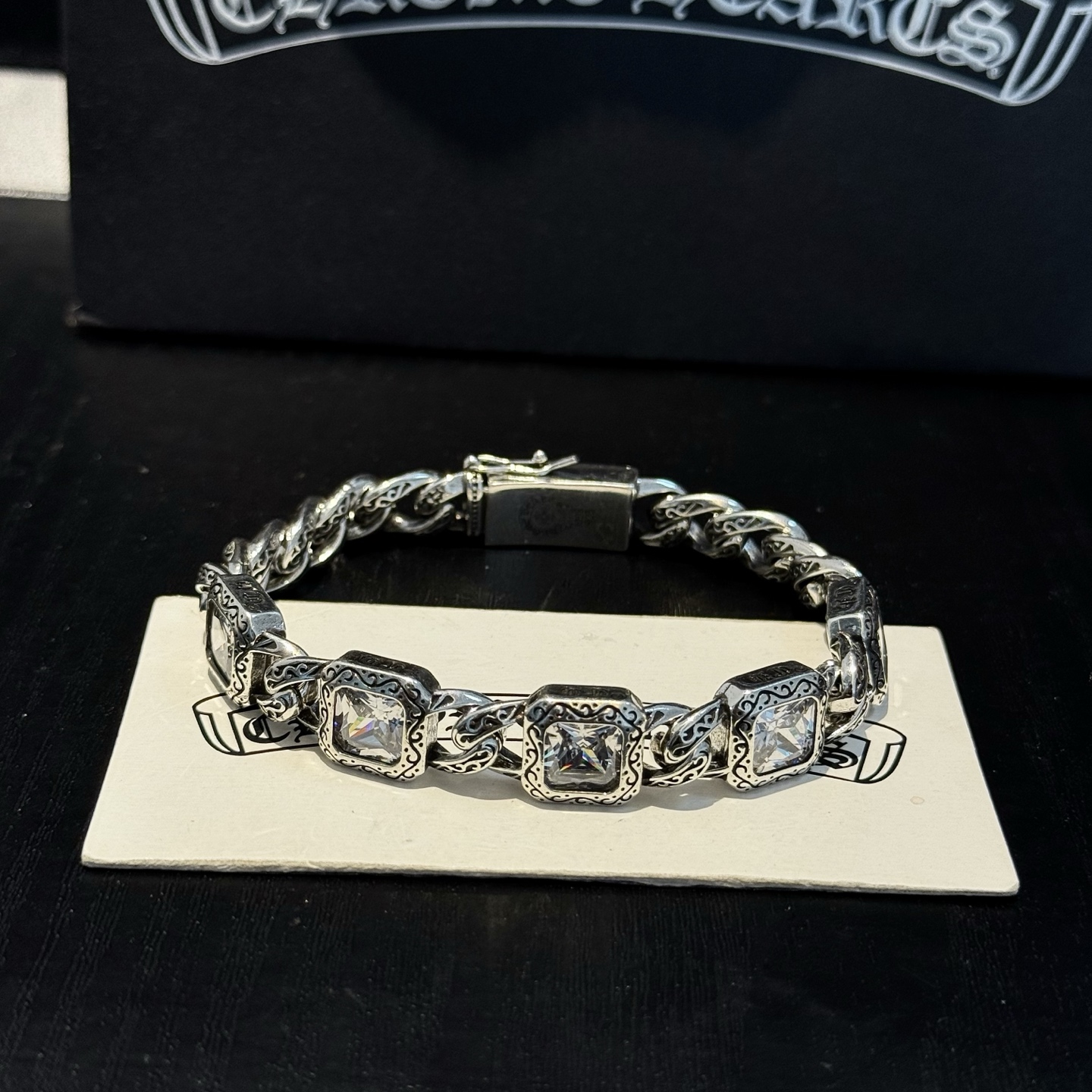 新款【专柜品质】Chrome Hearts克罗心复古白钻方块手链 凹凸造型不同的花纹设计风格 呈现出与众