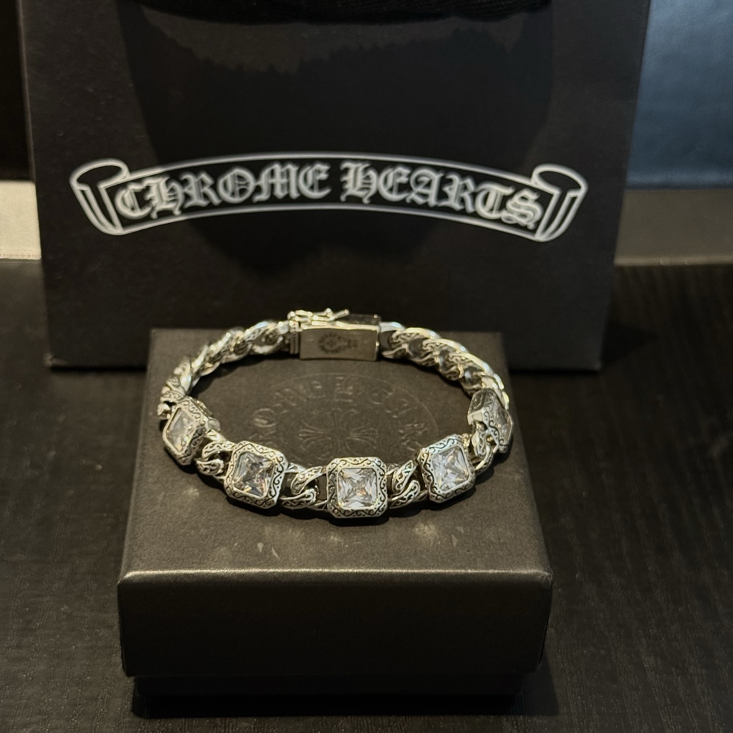 新款【专柜品质】Chrome Hearts克罗心复古白钻方块手链 凹凸造型不同的花纹设计风格 呈现出与众