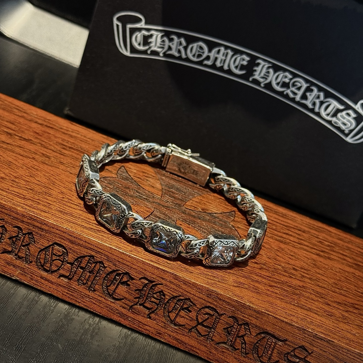 新款【专柜品质】Chrome Hearts克罗心复古白钻方块手链 凹凸造型不同的花纹设计风格 呈现出与众