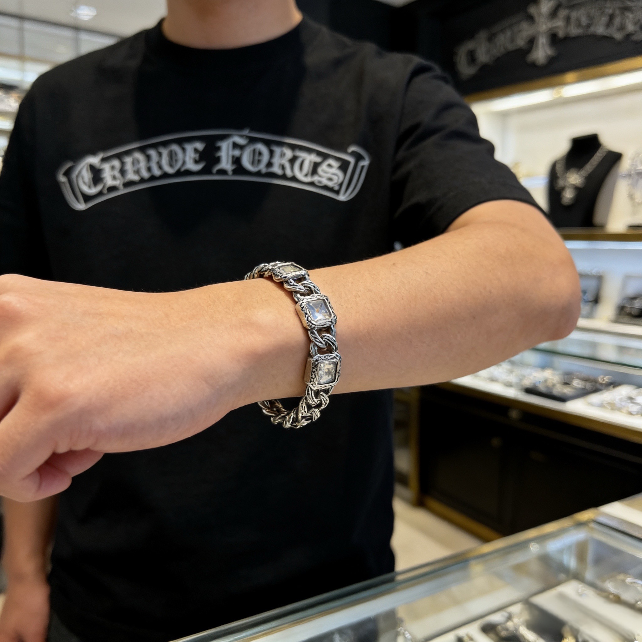 新款【专柜品质】Chrome Hearts克罗心复古白钻方块手链 凹凸造型不同的花纹设计风格 呈现出与众