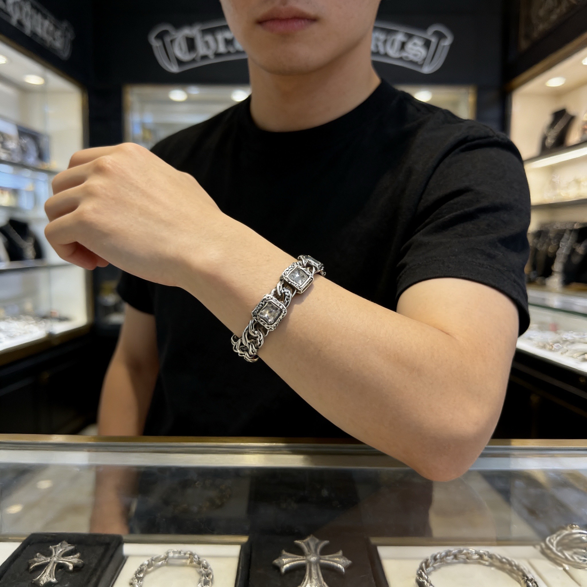 新款【专柜品质】Chrome Hearts克罗心复古白钻方块手链 凹凸造型不同的花纹设计风格 呈现出与众