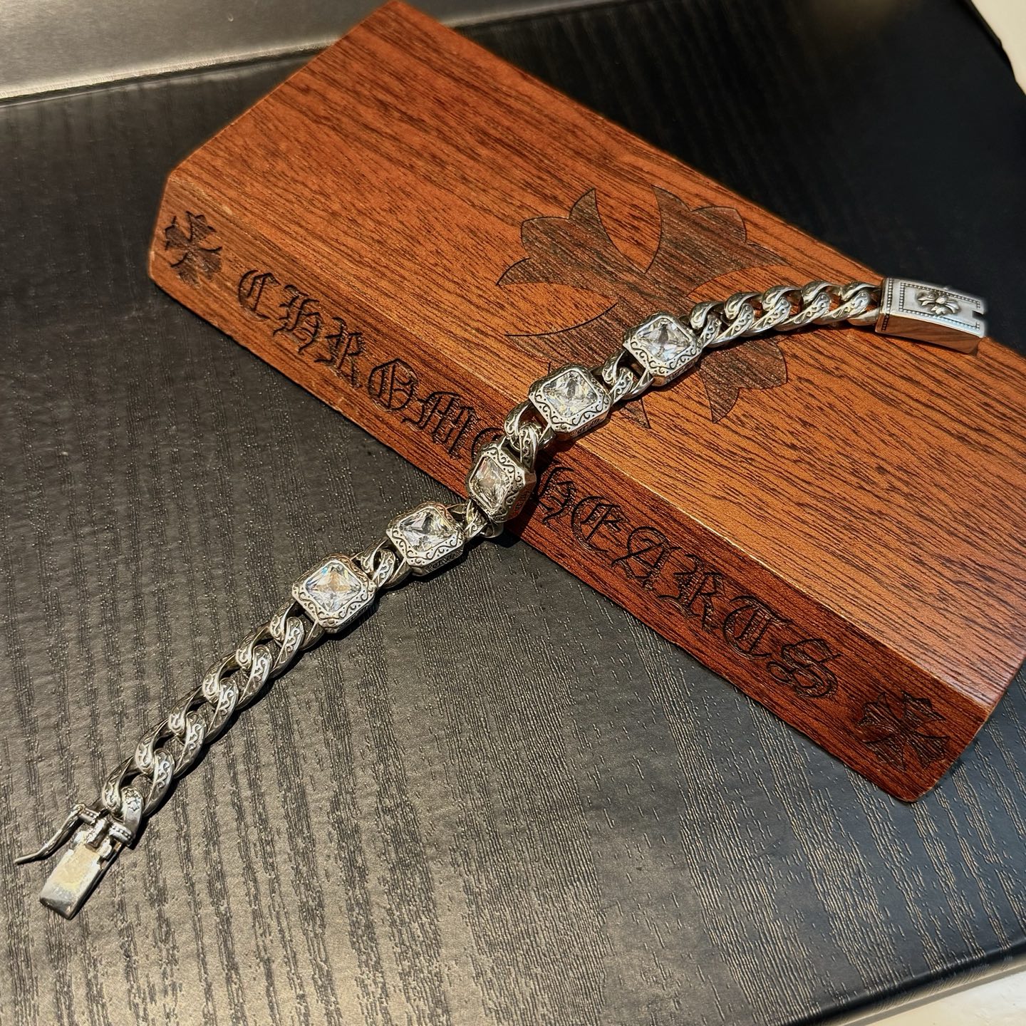 新款【专柜品质】Chrome Hearts克罗心复古白钻方块手链 凹凸造型不同的花纹设计风格 呈现出与众