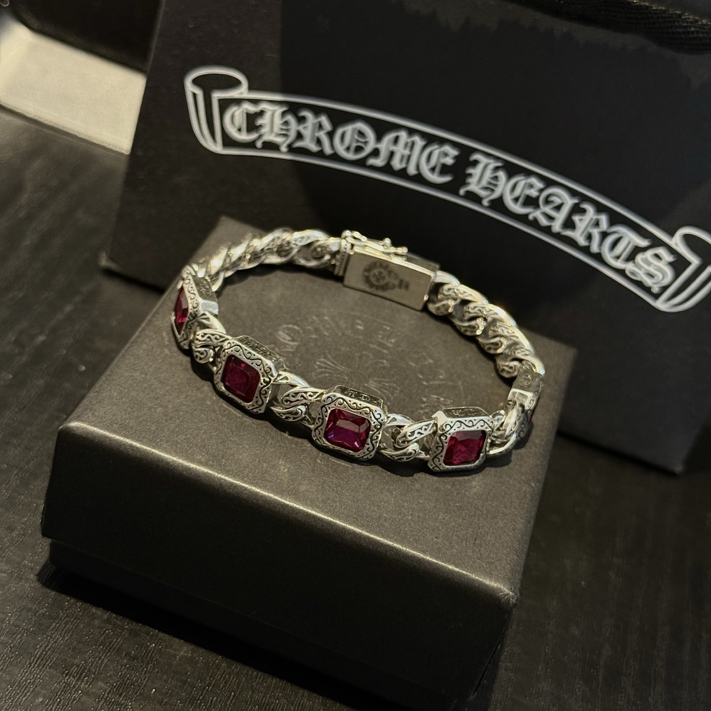 新款【专柜品质】Chrome Hearts克罗心复古粉色方钻十字花手链 凹凸造型不同的花纹设计风格 呈现