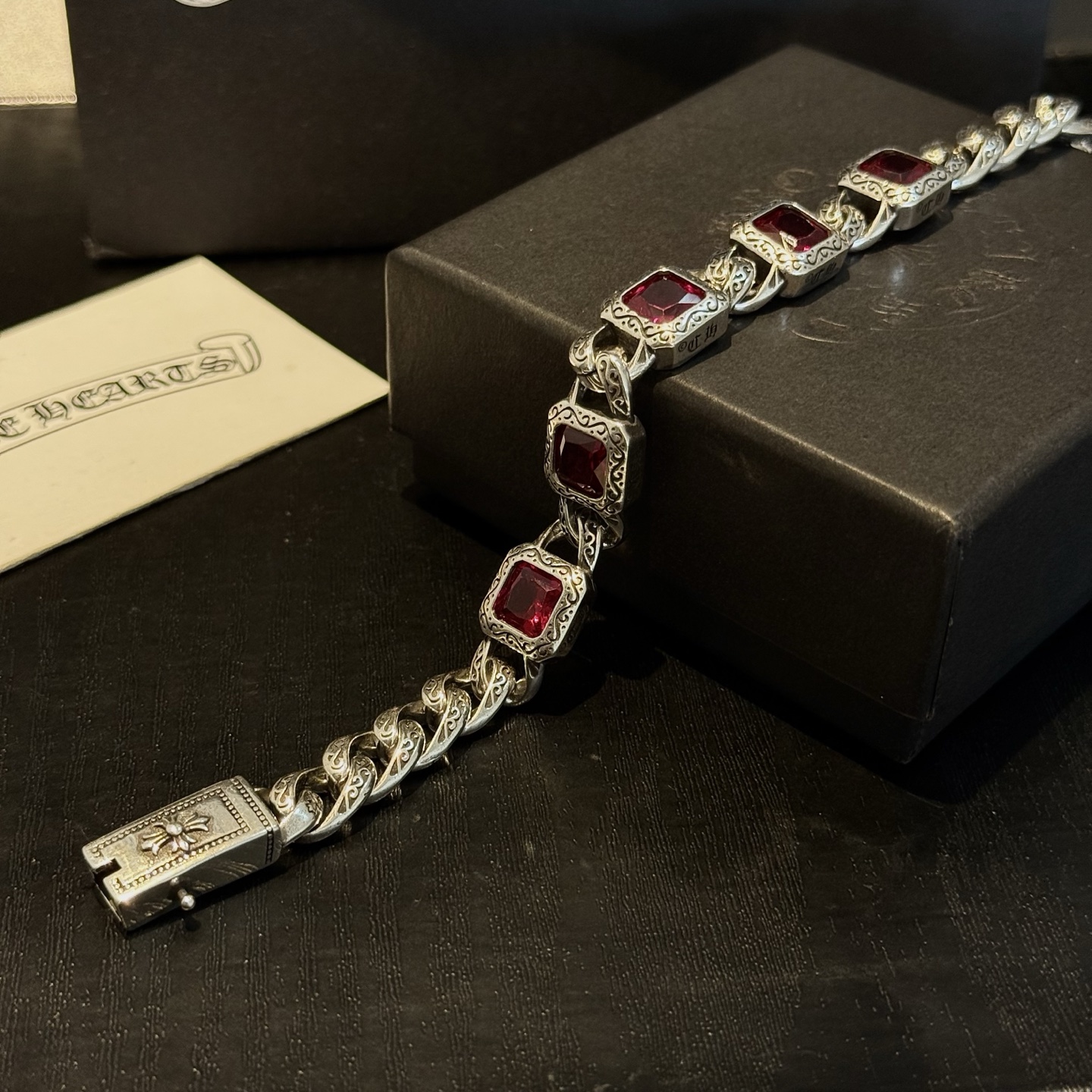 新款【专柜品质】Chrome Hearts克罗心复古粉色方钻十字花手链 凹凸造型不同的花纹设计风格 呈现