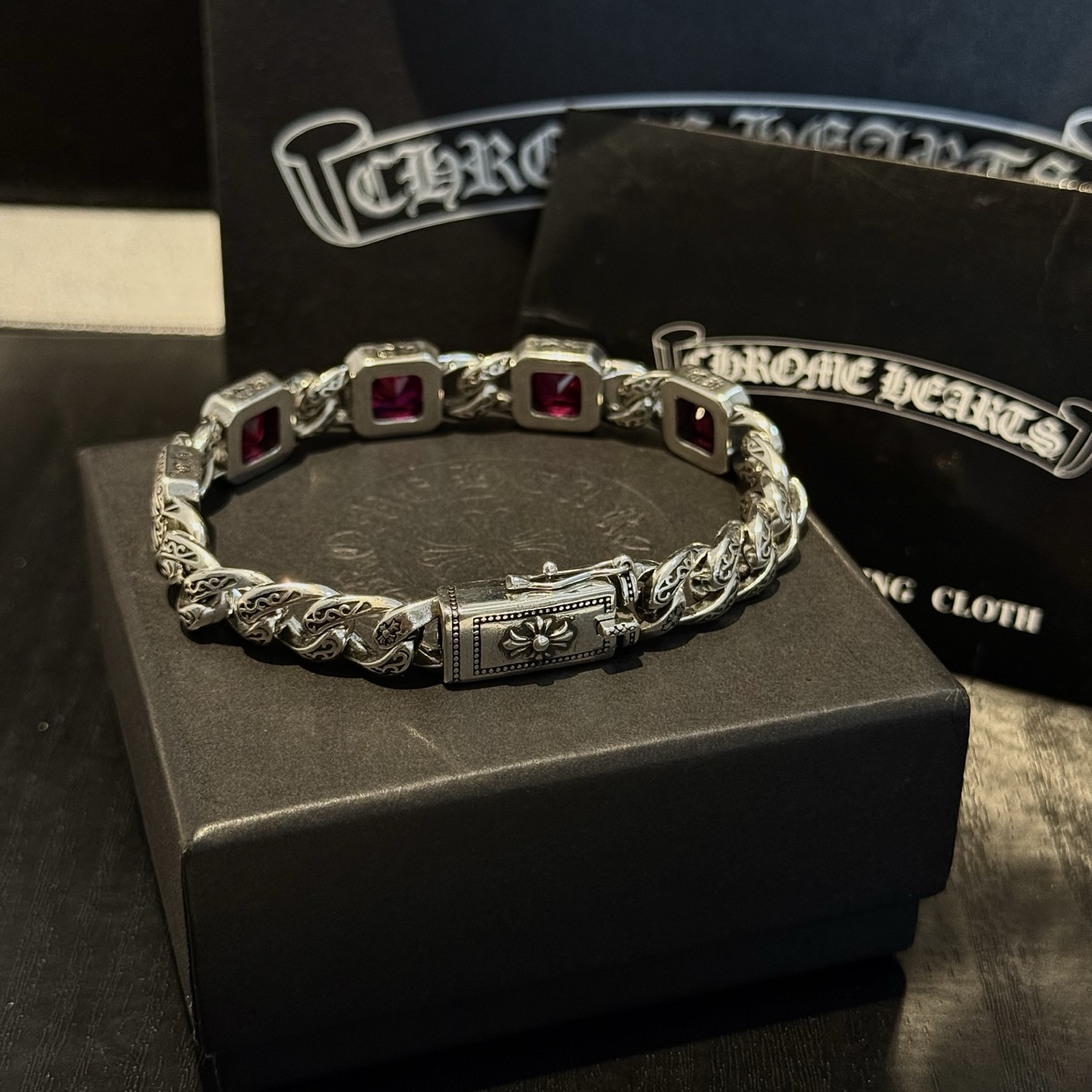 新款【专柜品质】Chrome Hearts克罗心复古粉色方钻十字花手链 凹凸造型不同的花纹设计风格 呈现