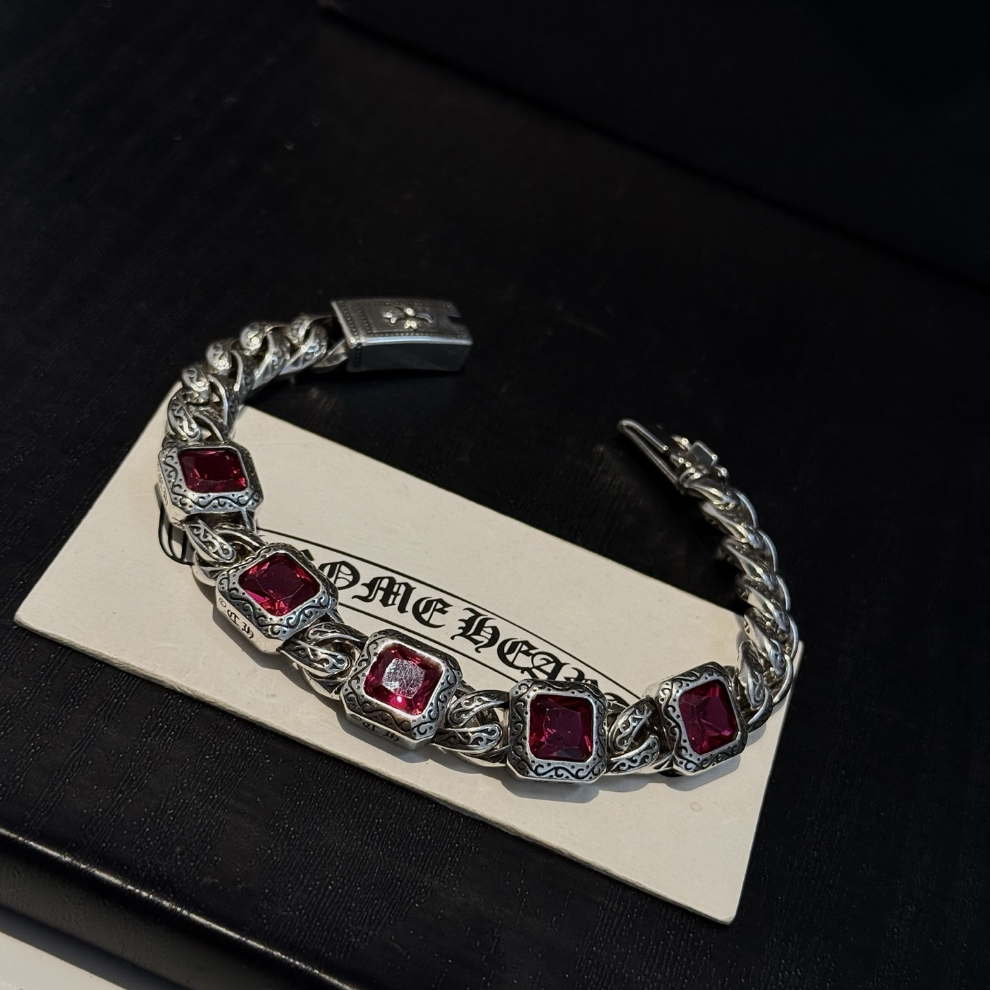 新款【专柜品质】Chrome Hearts克罗心复古粉色方钻十字花手链 凹凸造型不同的花纹设计风格 呈现