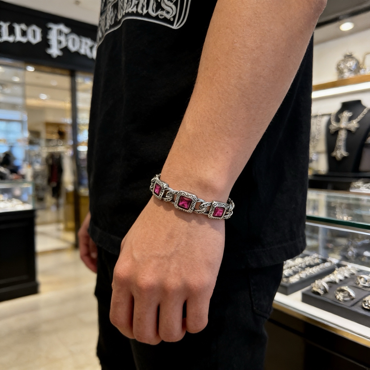 新款【专柜品质】Chrome Hearts克罗心复古粉色方钻十字花手链 凹凸造型不同的花纹设计风格 呈现