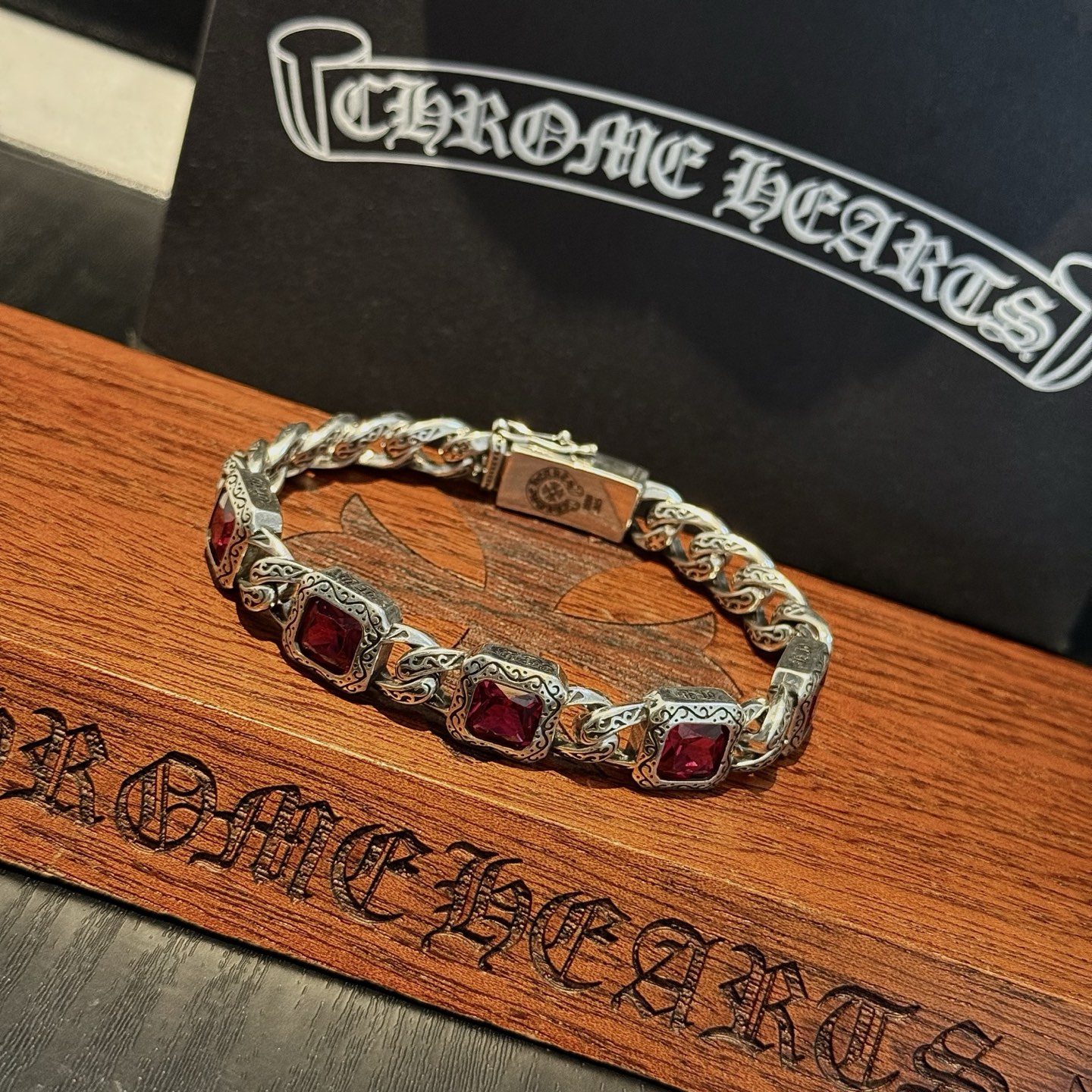 新款【专柜品质】Chrome Hearts克罗心复古粉色方钻十字花手链 凹凸造型不同的花纹设计风格 呈现