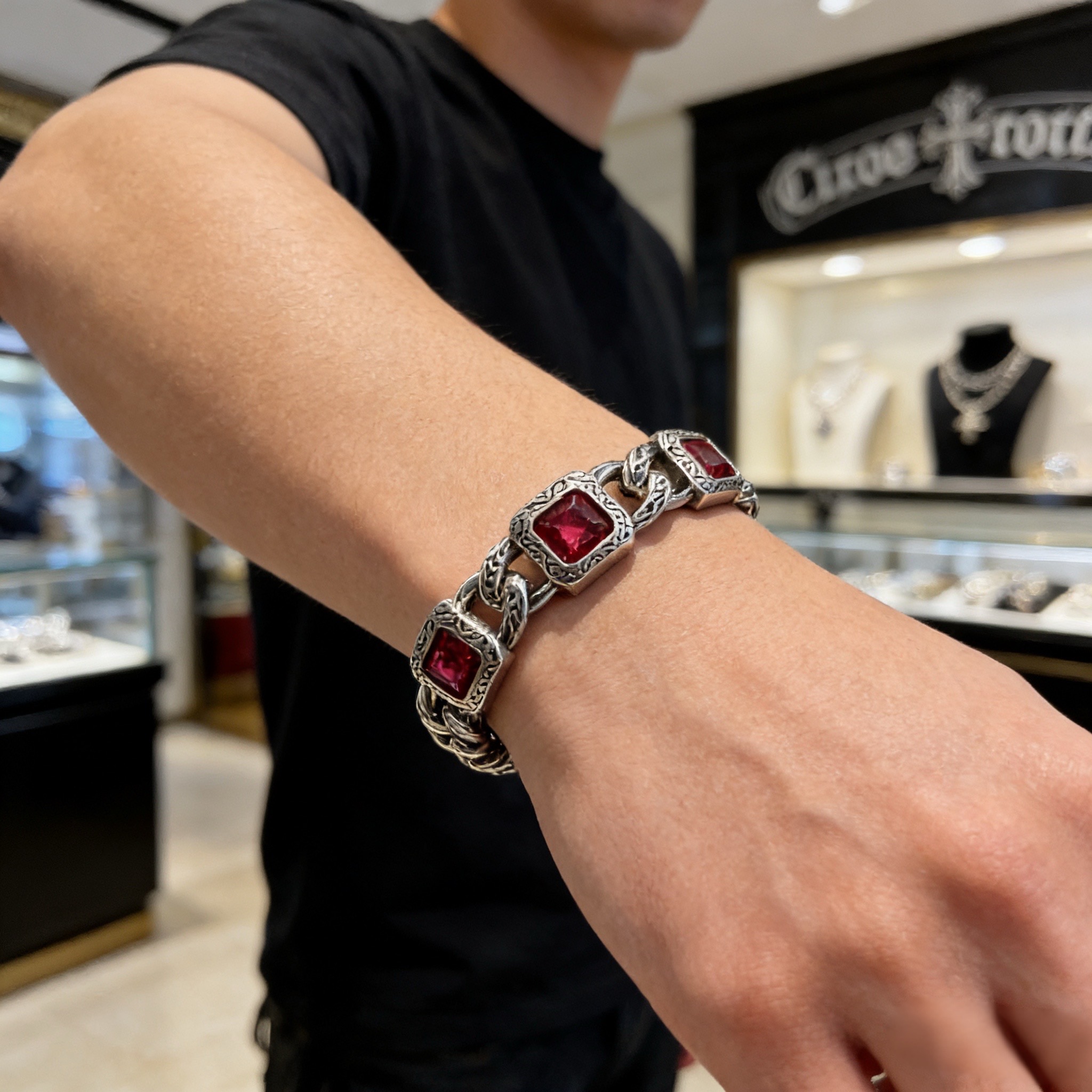 新款【专柜品质】Chrome Hearts克罗心复古粉色方钻十字花手链 凹凸造型不同的花纹设计风格 呈现