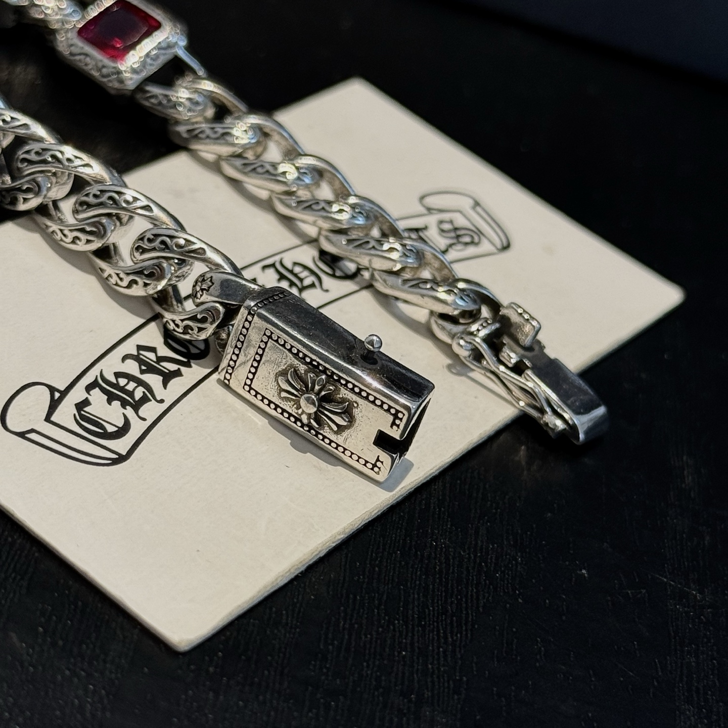 新款【专柜品质】Chrome Hearts克罗心复古粉色方钻十字花手链 凹凸造型不同的花纹设计风格 呈现