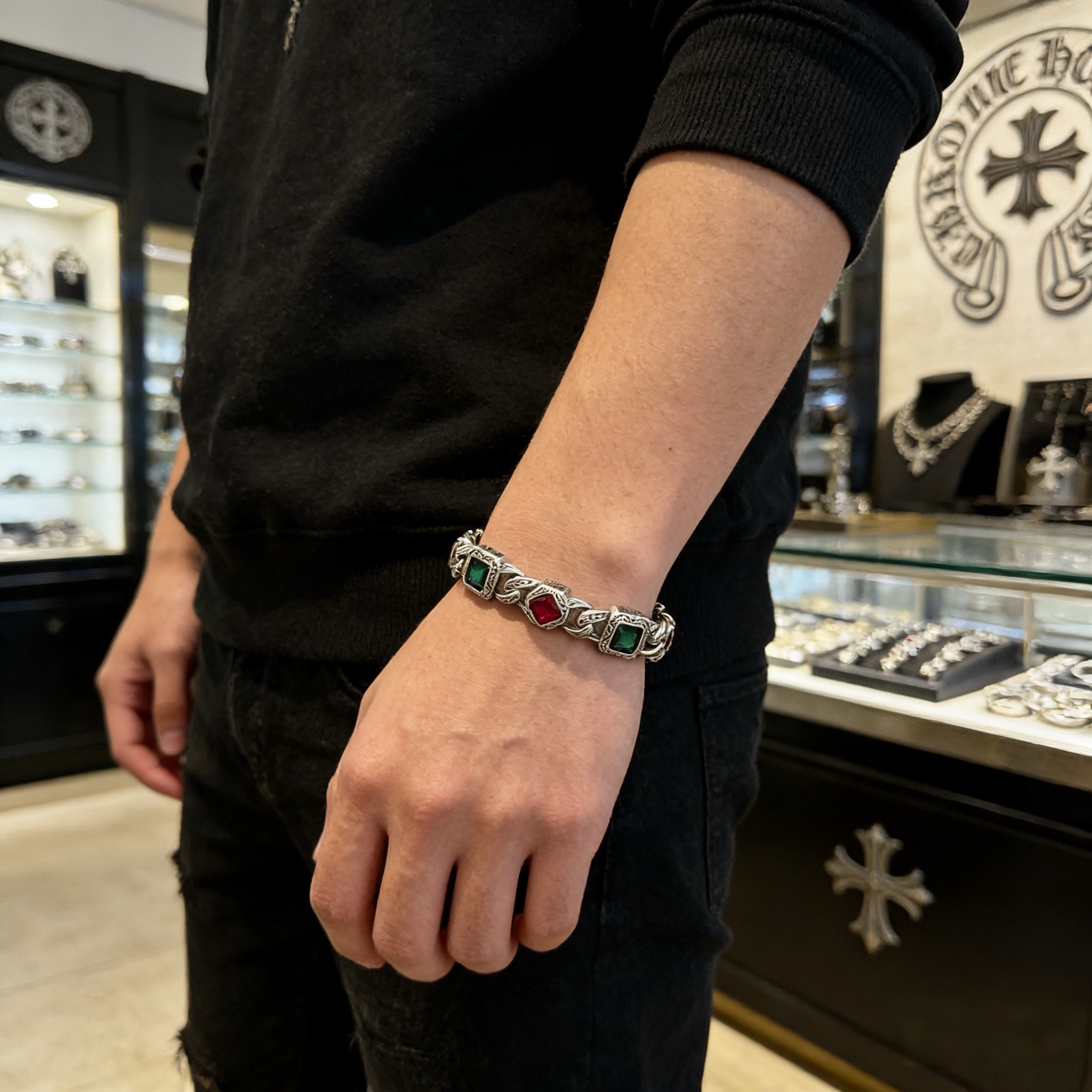 新款【专柜品质】Chrome Hearts克罗心复古彩钻十字架手链 凹凸造型不同的花纹设计风格 呈现出与