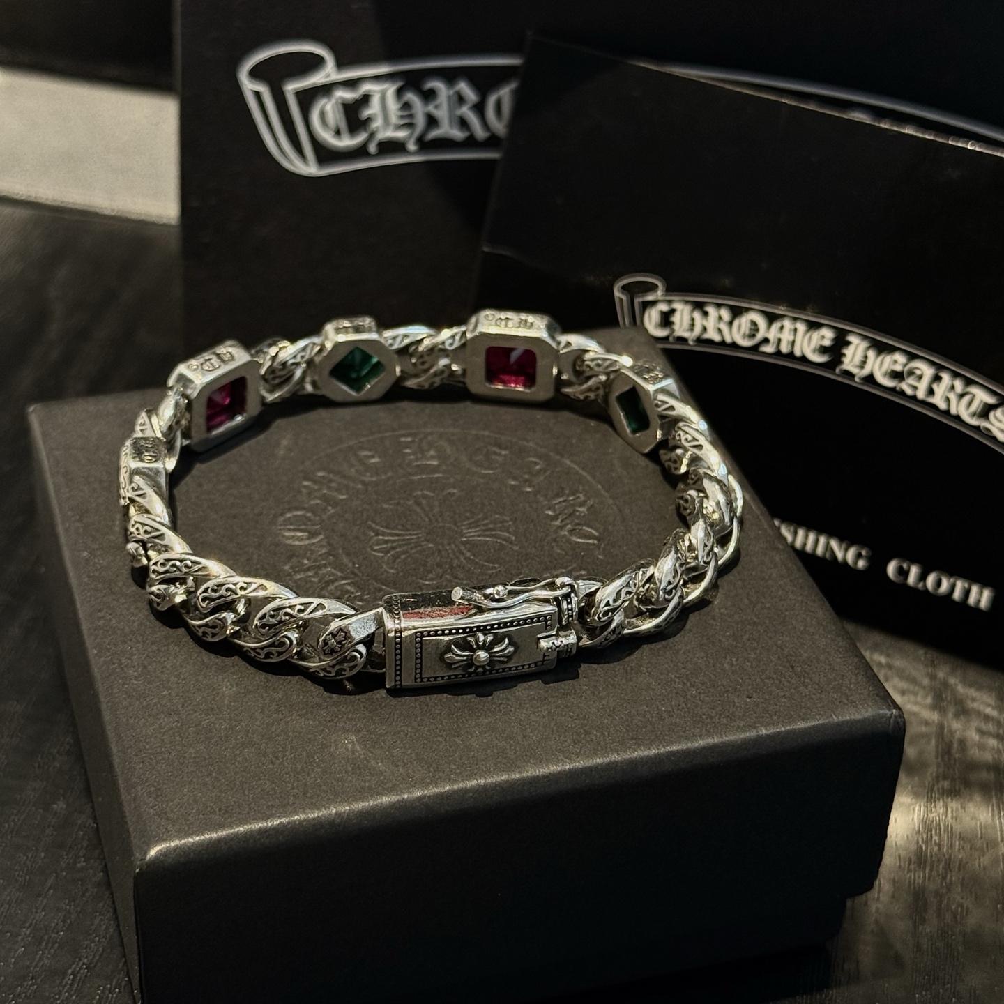 新款【专柜品质】Chrome Hearts克罗心复古彩钻十字架手链 凹凸造型不同的花纹设计风格 呈现出与