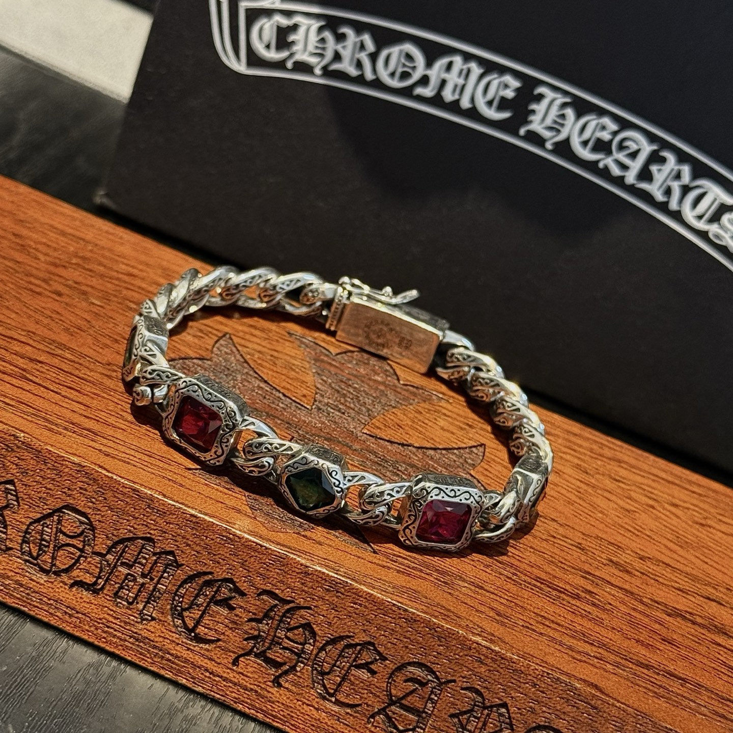 新款【专柜品质】Chrome Hearts克罗心复古彩钻十字架手链 凹凸造型不同的花纹设计风格 呈现出与