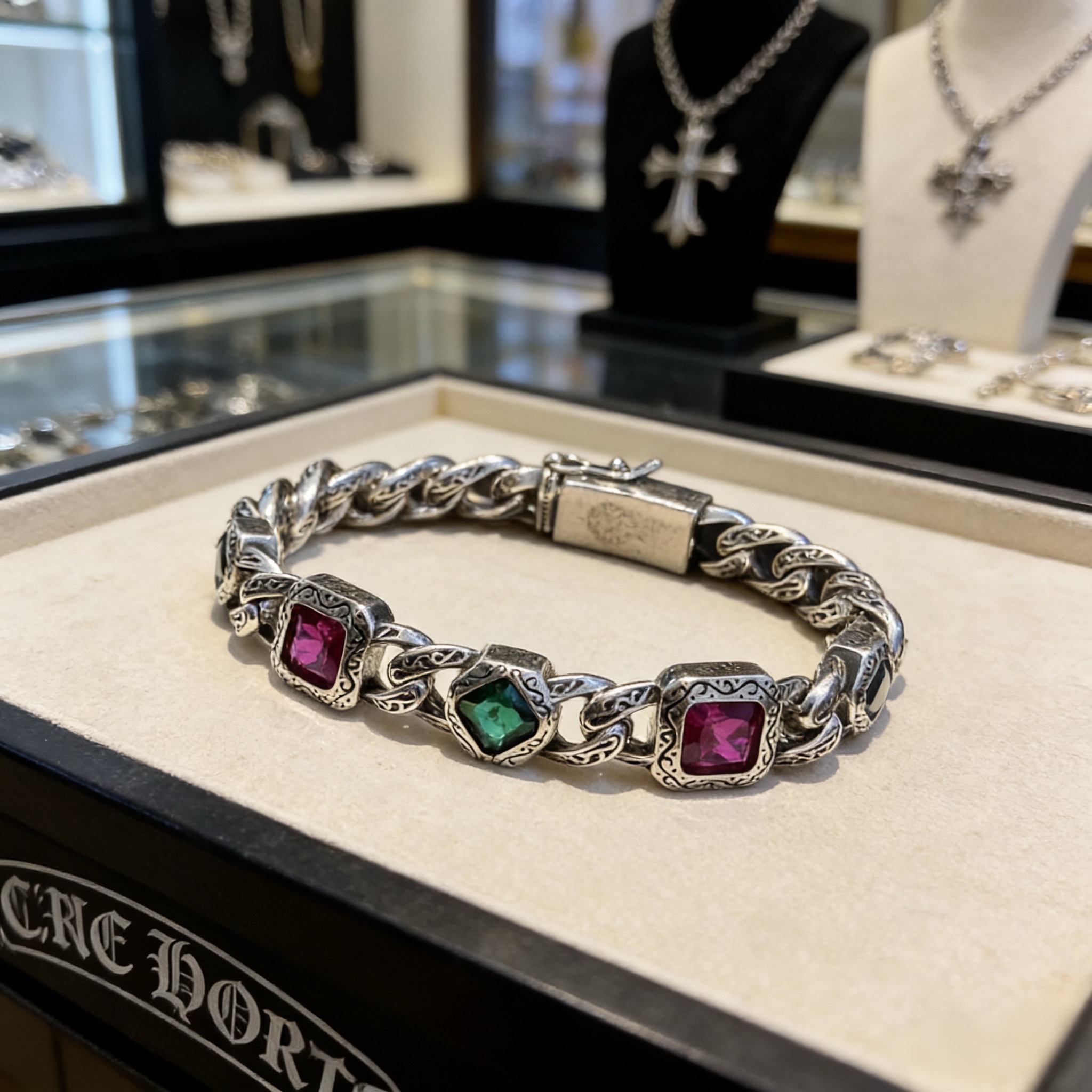 新款【专柜品质】Chrome Hearts克罗心复古彩钻十字架手链 凹凸造型不同的花纹设计风格 呈现出与