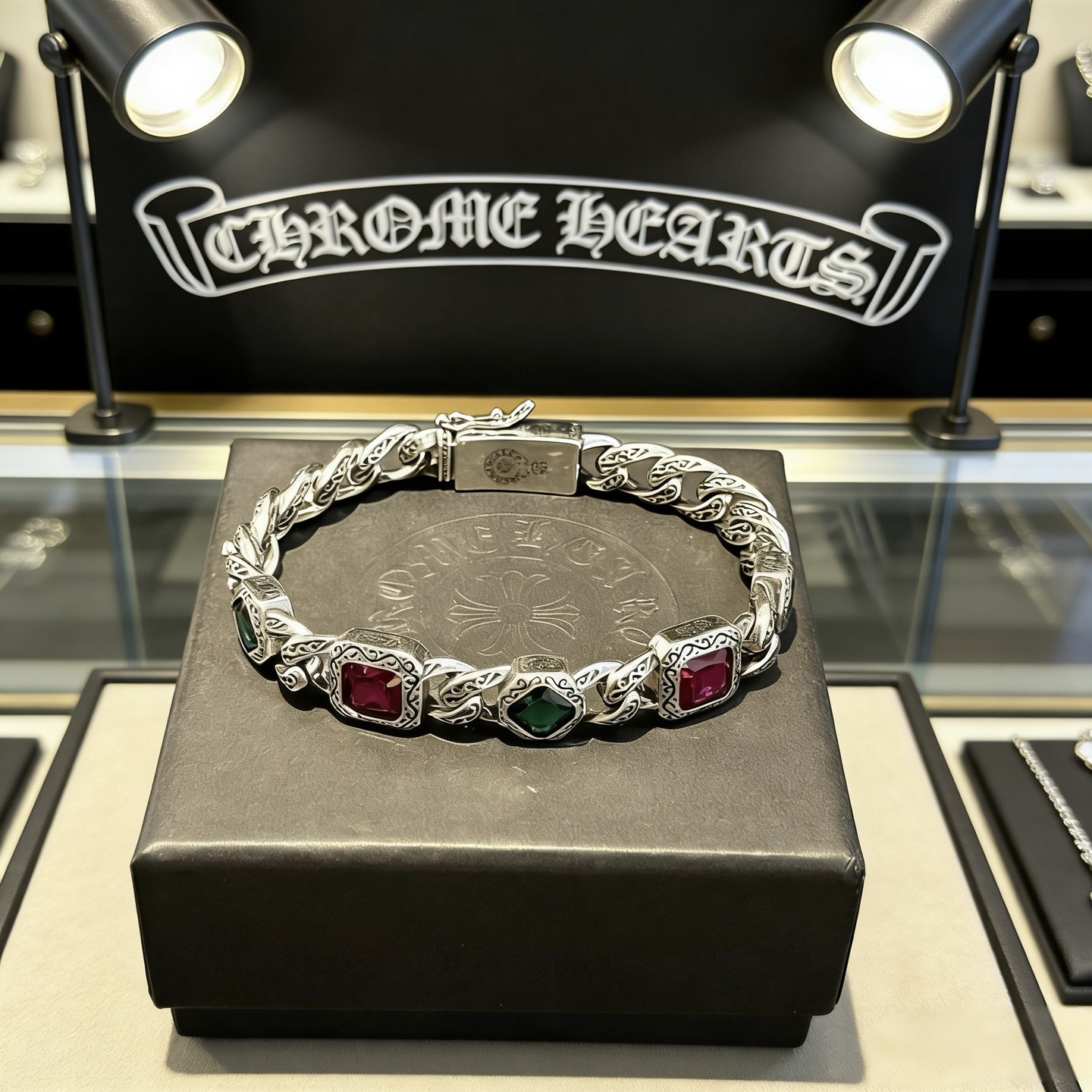 新款【专柜品质】Chrome Hearts克罗心复古彩钻十字架手链 凹凸造型不同的花纹设计风格 呈现出与