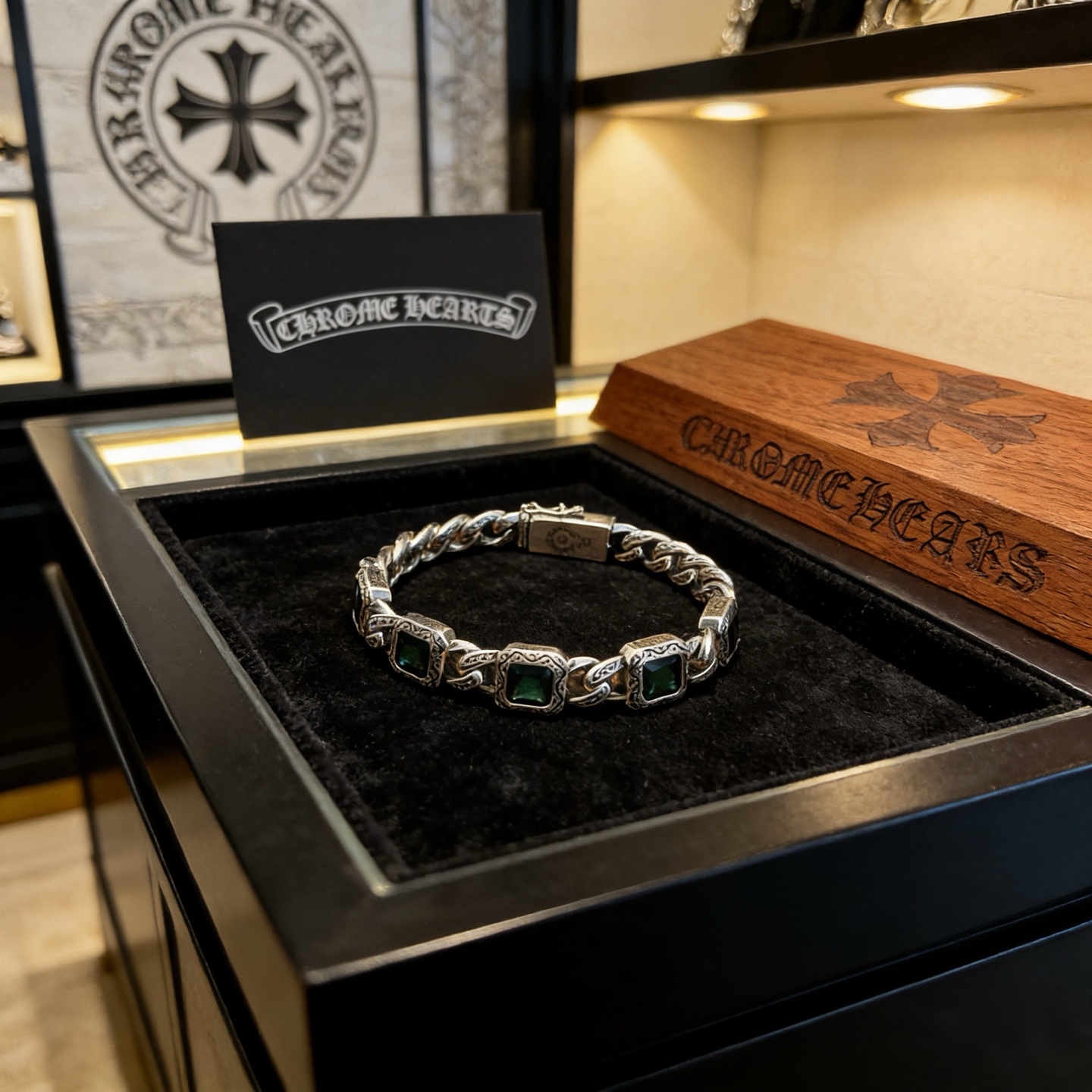 新款【专柜品质】Chrome Hearts克罗心复古绿钻十字架手链 凹凸造型不同的花纹设计风格 呈现出与